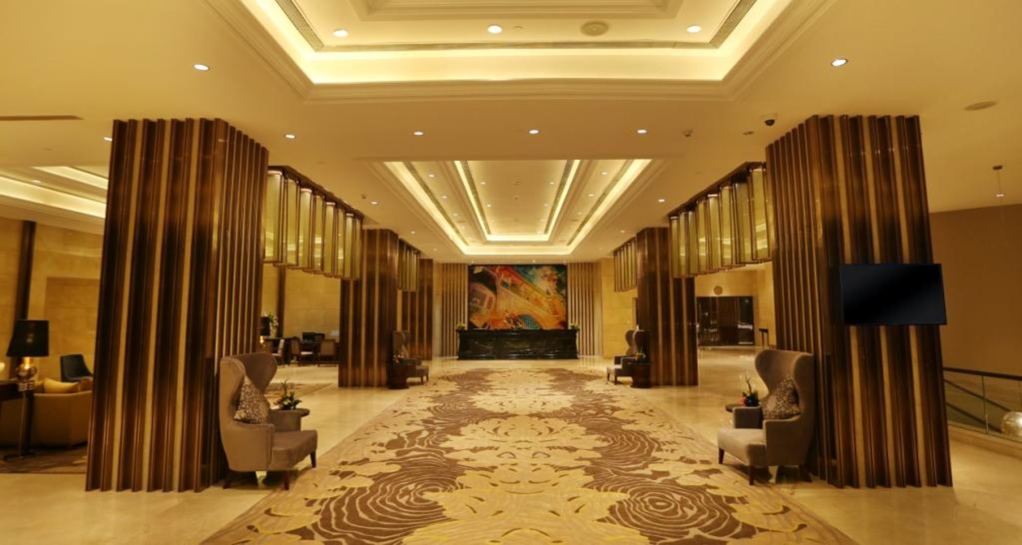 Pride Plaza Hotel Aerocity in Delhi: Lobby front long