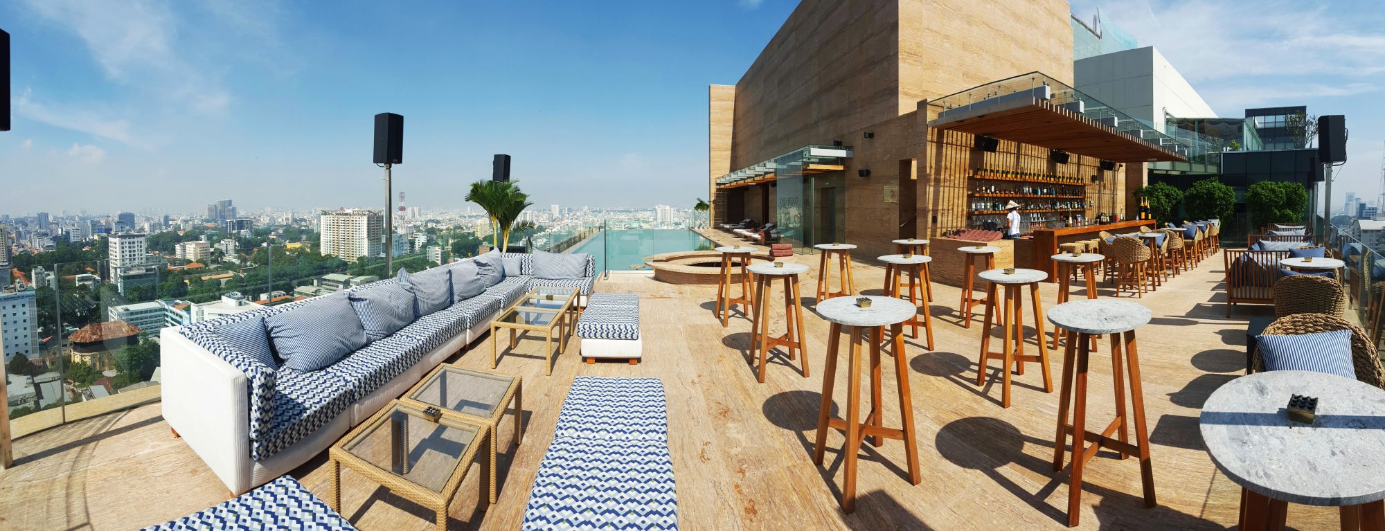 Hôtel des Arts Saigon:  Pool Bar