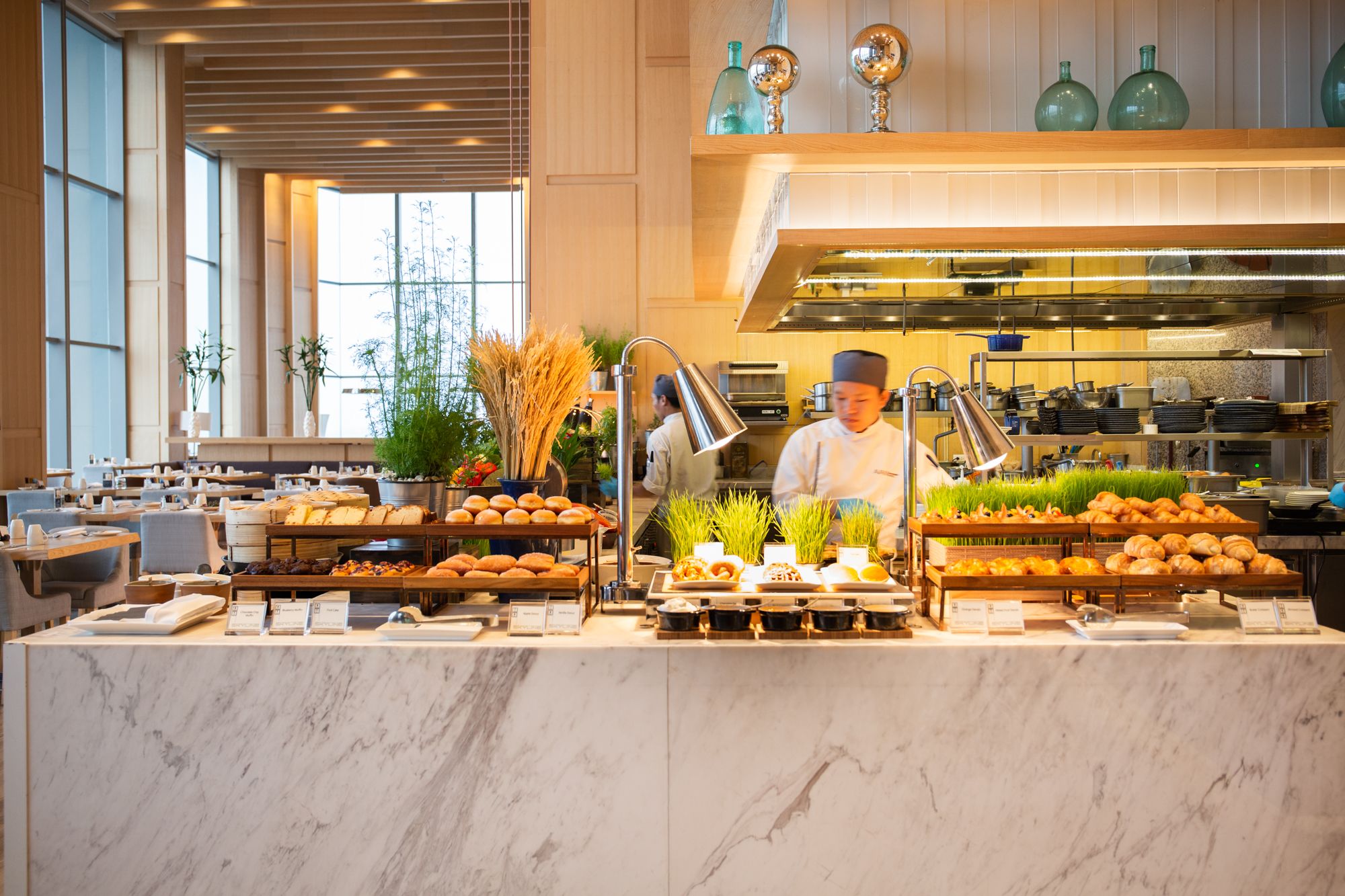 AVANI+ Riverside Bangkok Hotel: Skyline | Breakfast