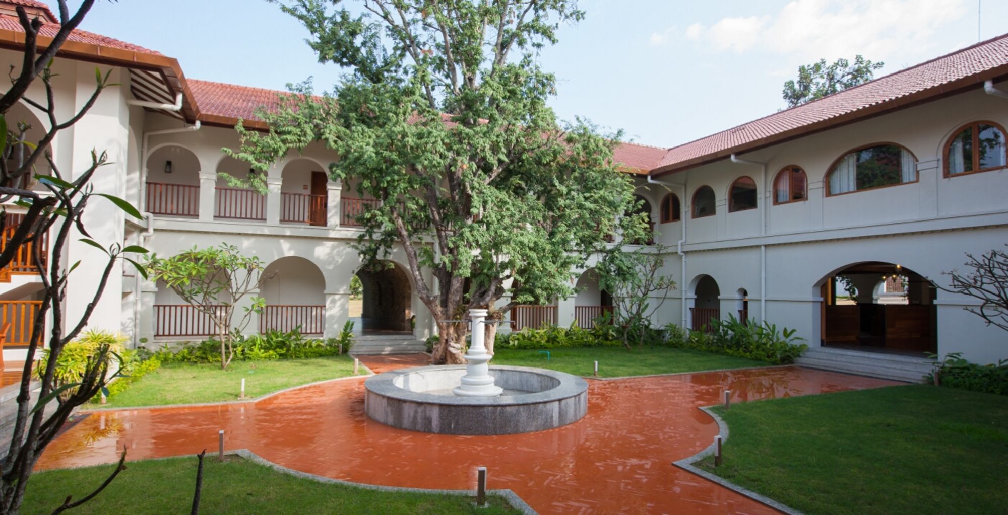 Sanctum Inle Resort in Inle Lake: courtyard