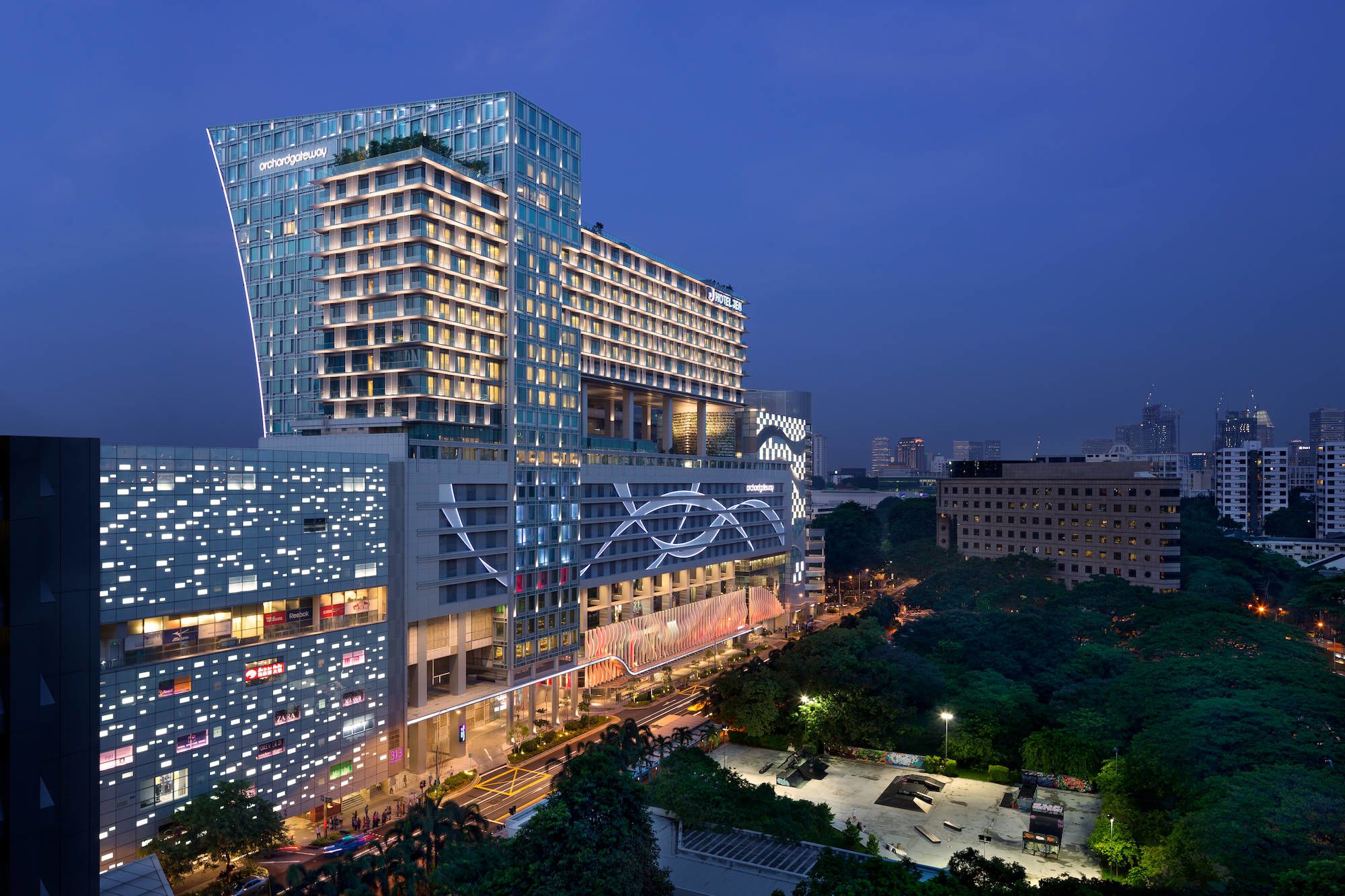 Jen Orchardgateway in Singapur: Facade Night