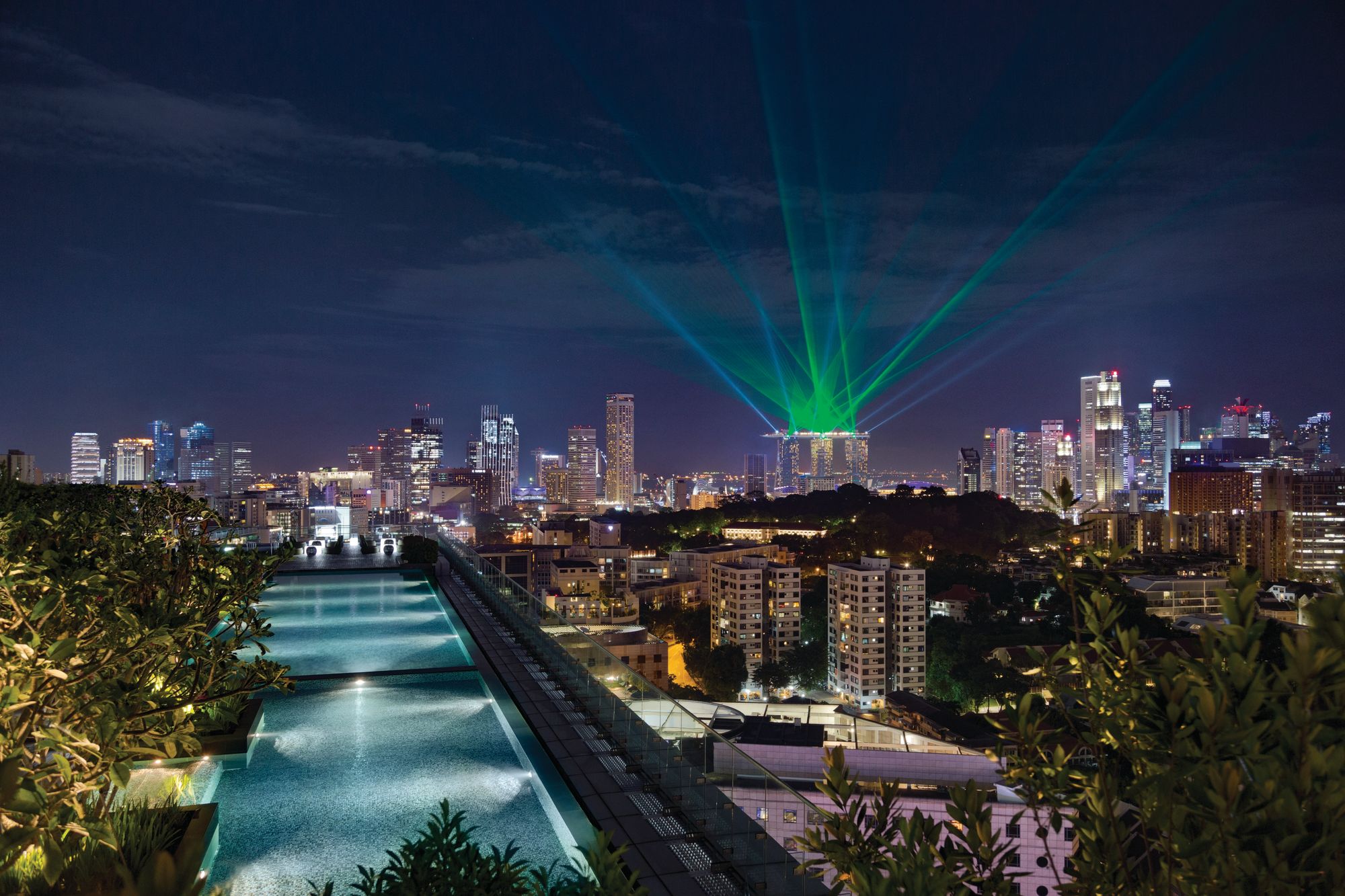 Jen Orchardgateway in Singapur: rooftop view at night