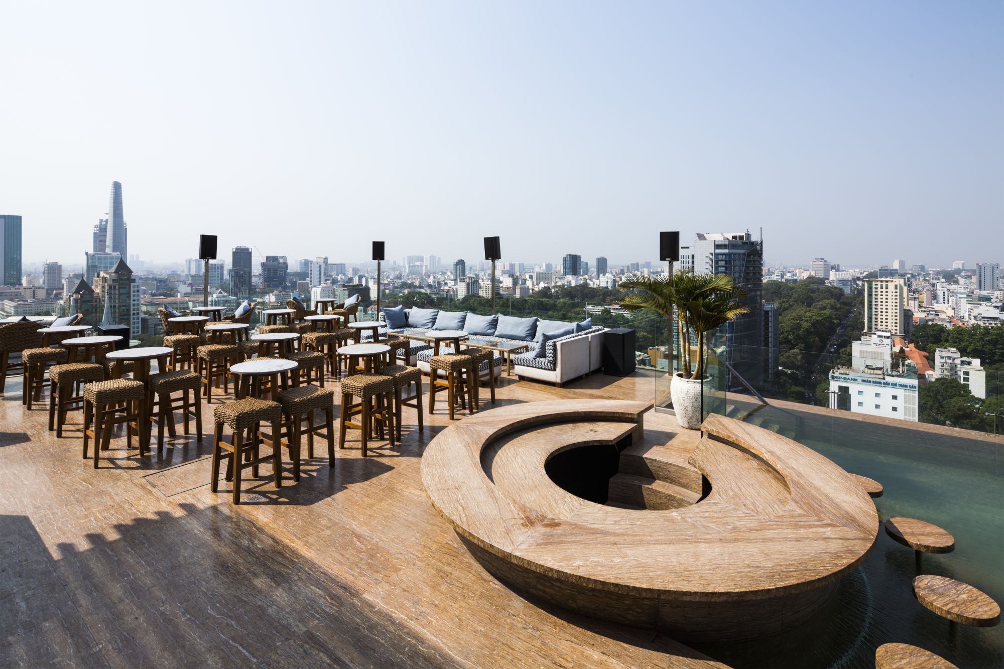 Hôtel des Arts Saigon:  Social Club Rooftop Bar