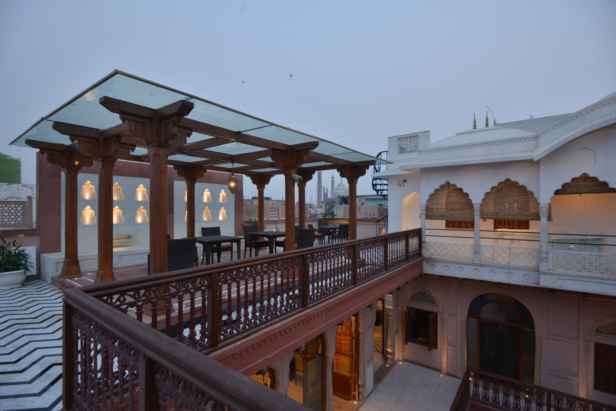 Haveli Dharampura à Delhi: Terrace upstairs outside