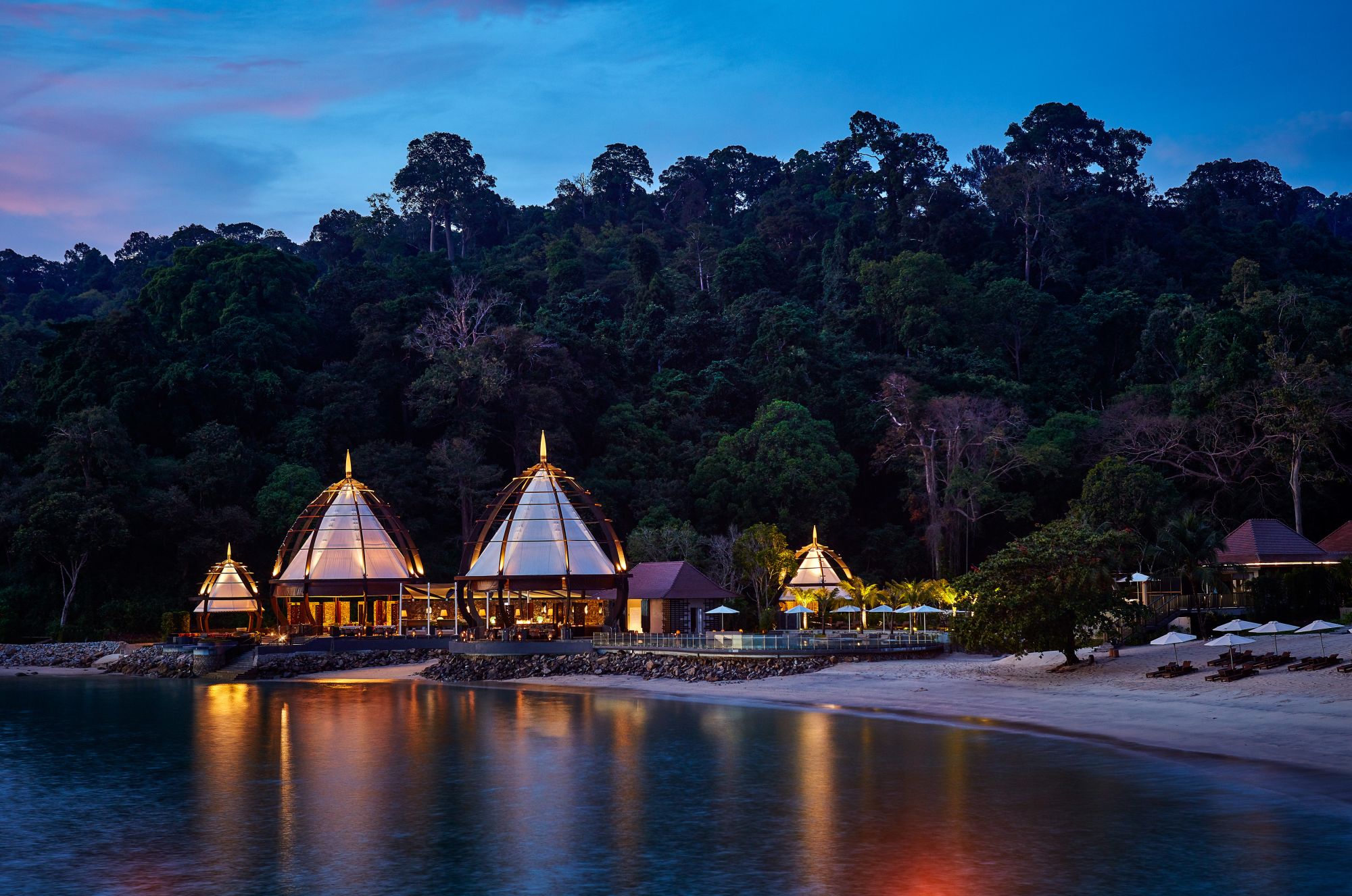 The Ritz-Carlton, Langkawi: The Beach Grill in the evening