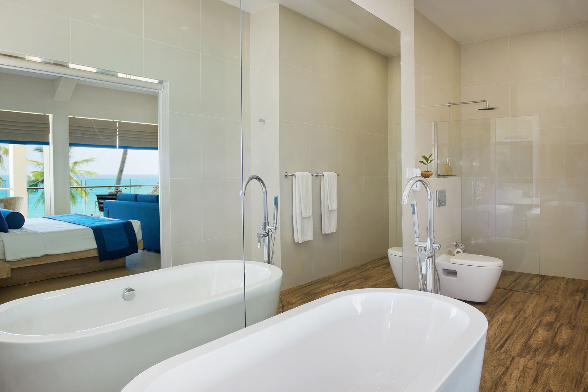 Shinagawa Beach à Balapitiya: Suite | Bathroom with view of ocean