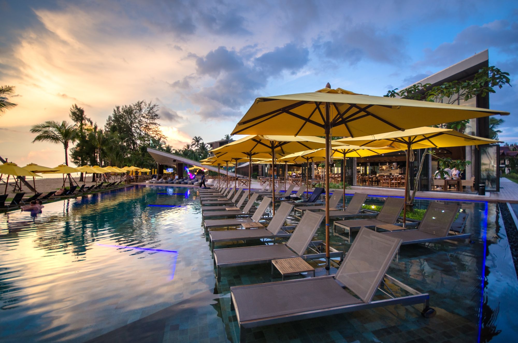La Vela Khao Lak: Swimming Pool next to Kokulo Beach Club