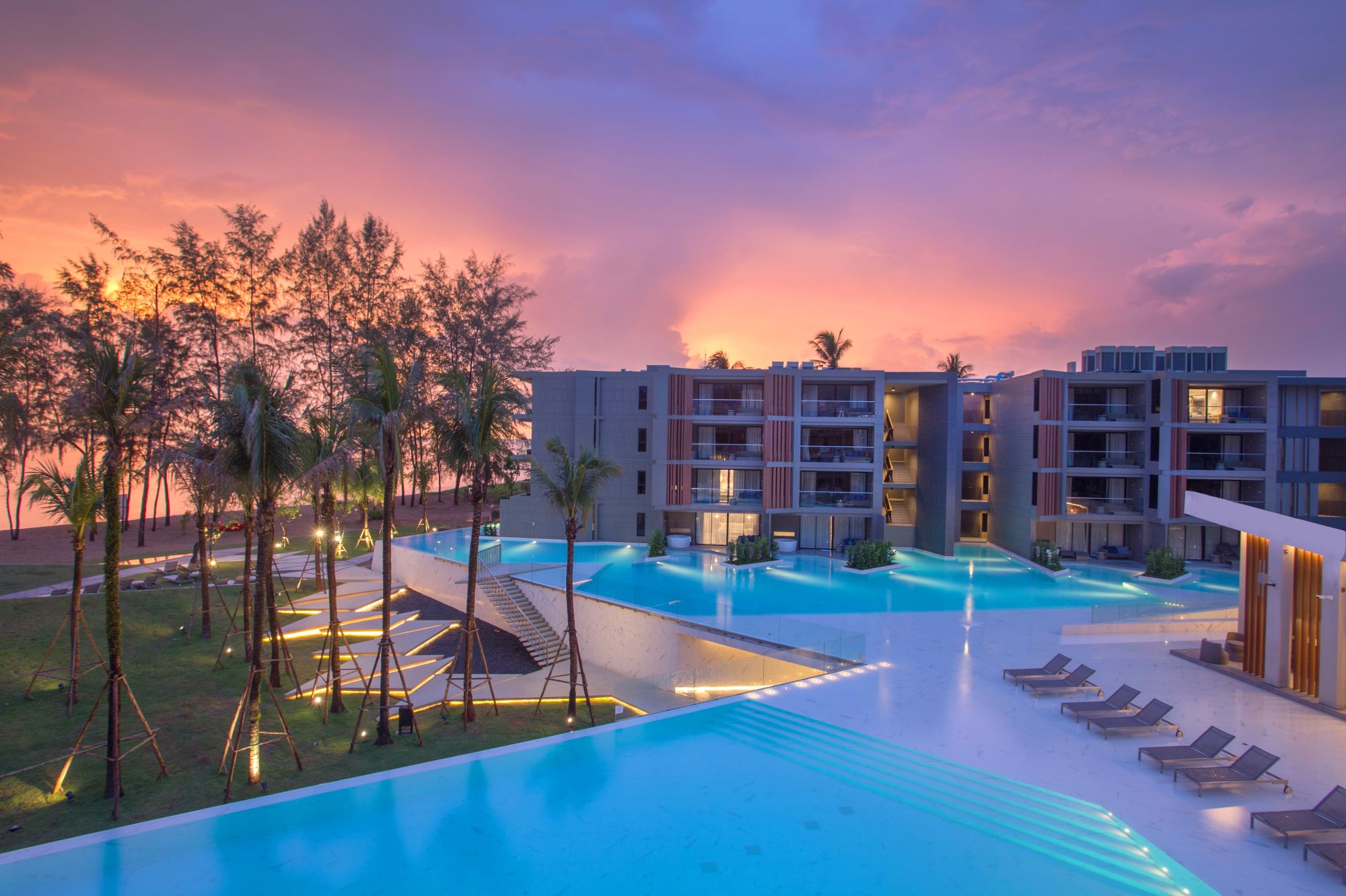 La Vela Khao Lak: Hotel overview at sunset