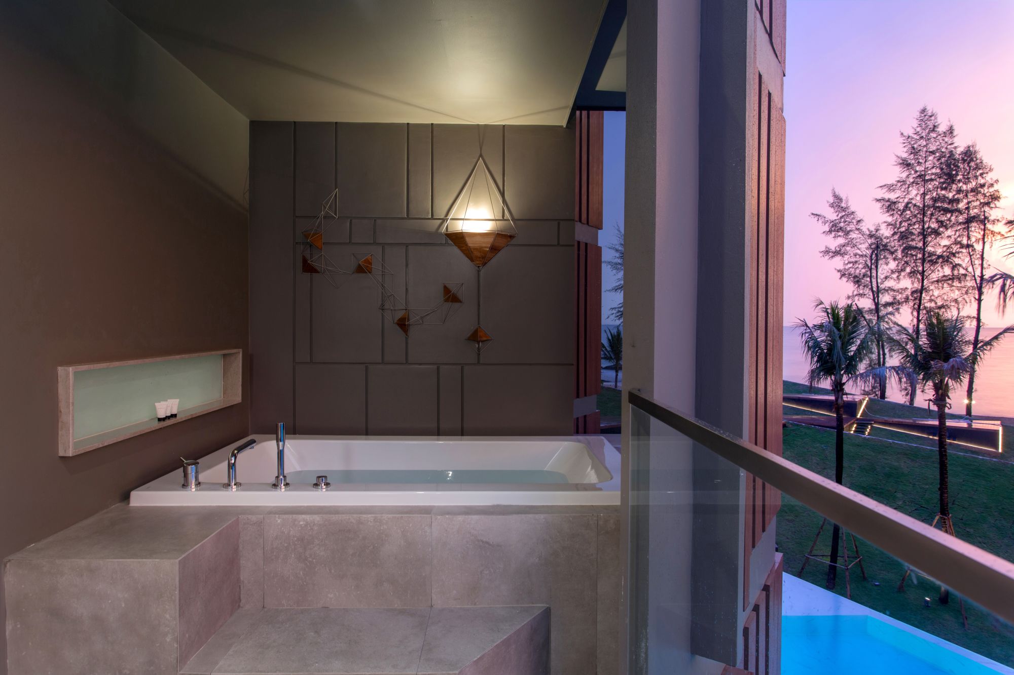 La Vela Khao Lak: Deluxe Oceanside | Balcony