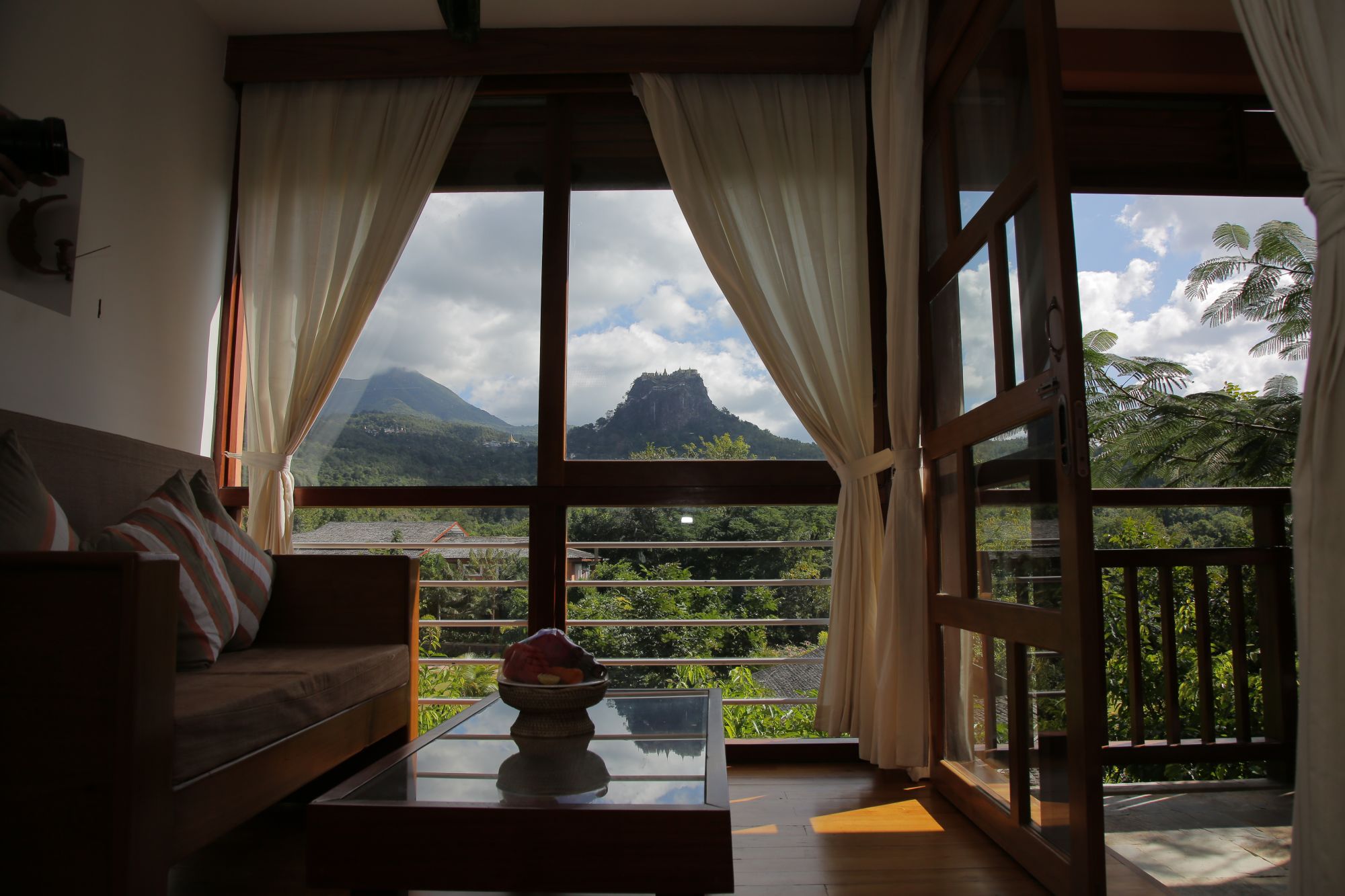 Popa Garden Resort à Bagan: Deluxe Balcony | Living room with View to mount Popa