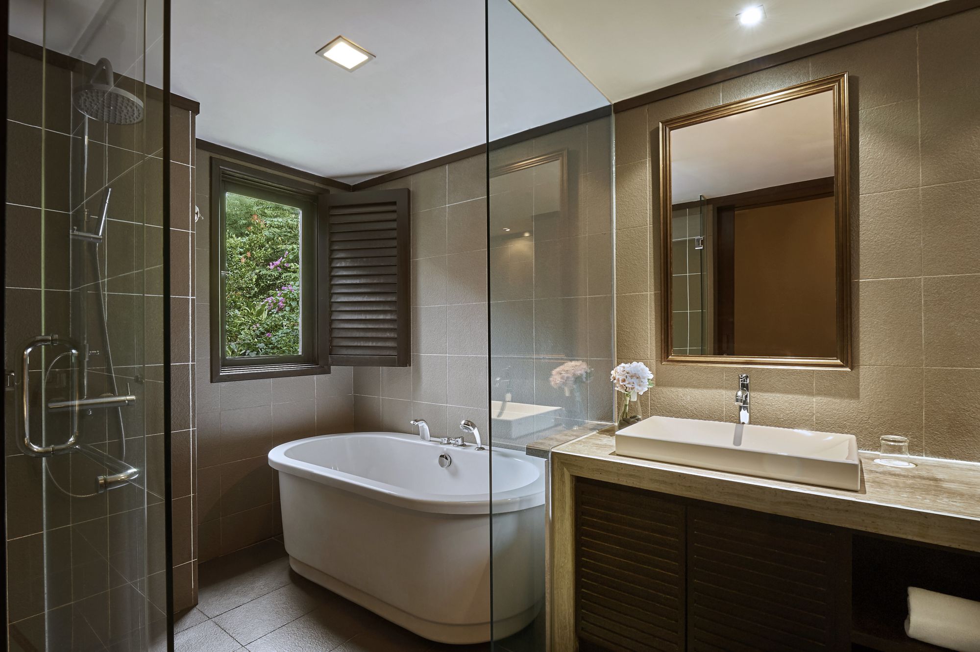 The Taaras Beach & Spa Resort à Redang: Garden Suite | Bathroom with Bathtub