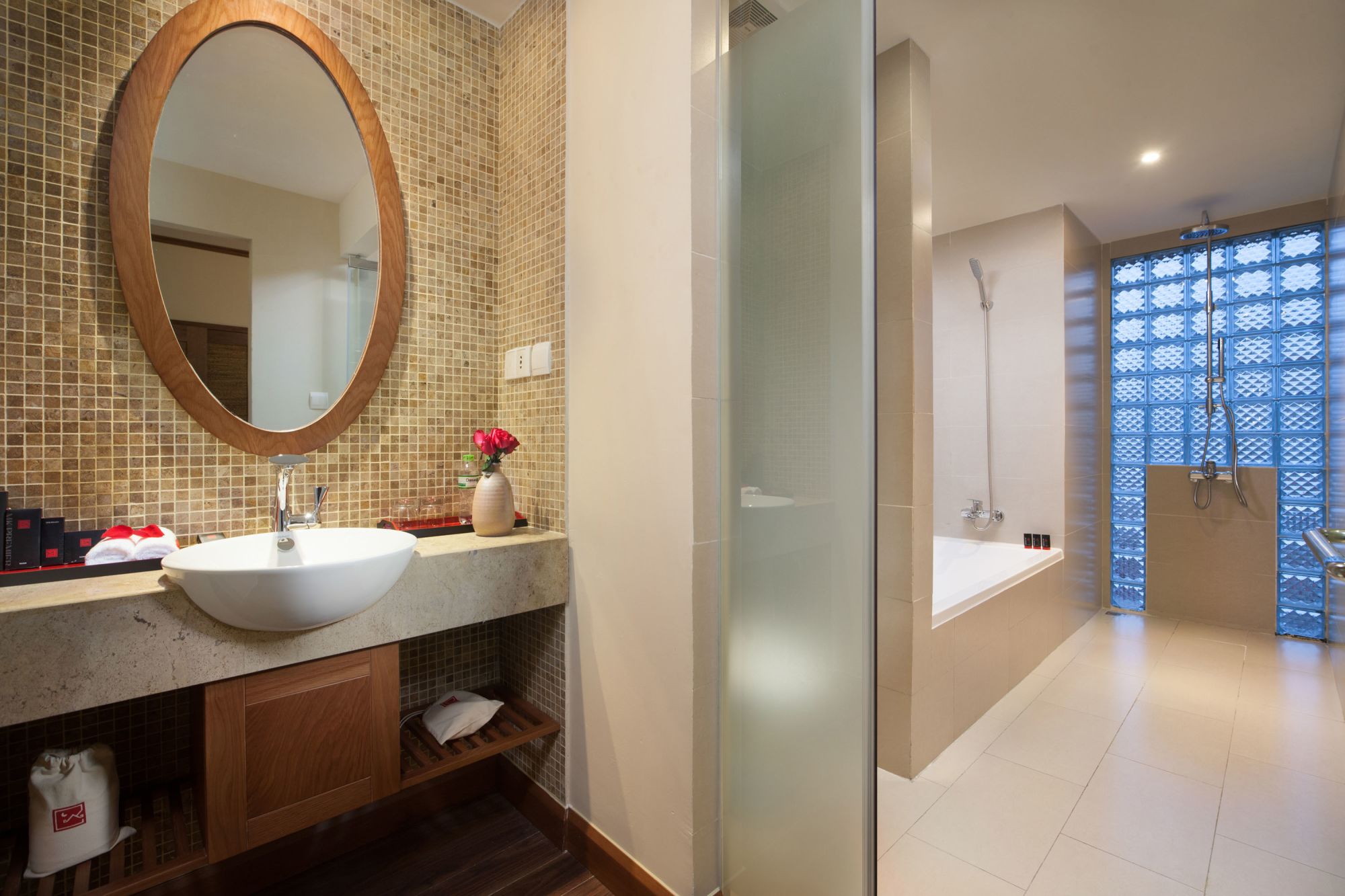 MK Premier Boutique Hotel à Hanoi: Premier Balcony | bathroom