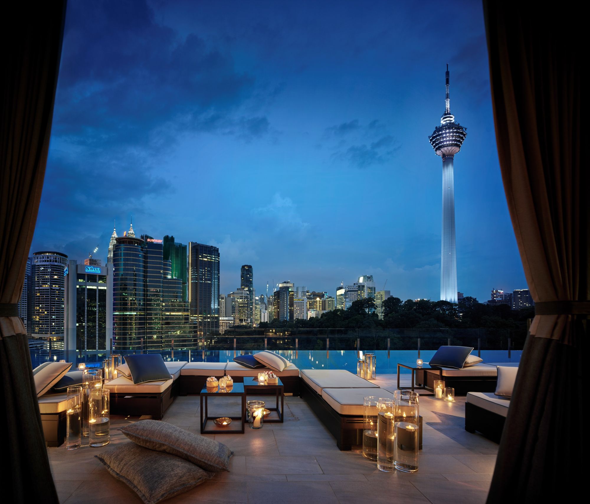 Hotel Stripes Kuala Lumpur: Man Tao Rooftop Pool Bar