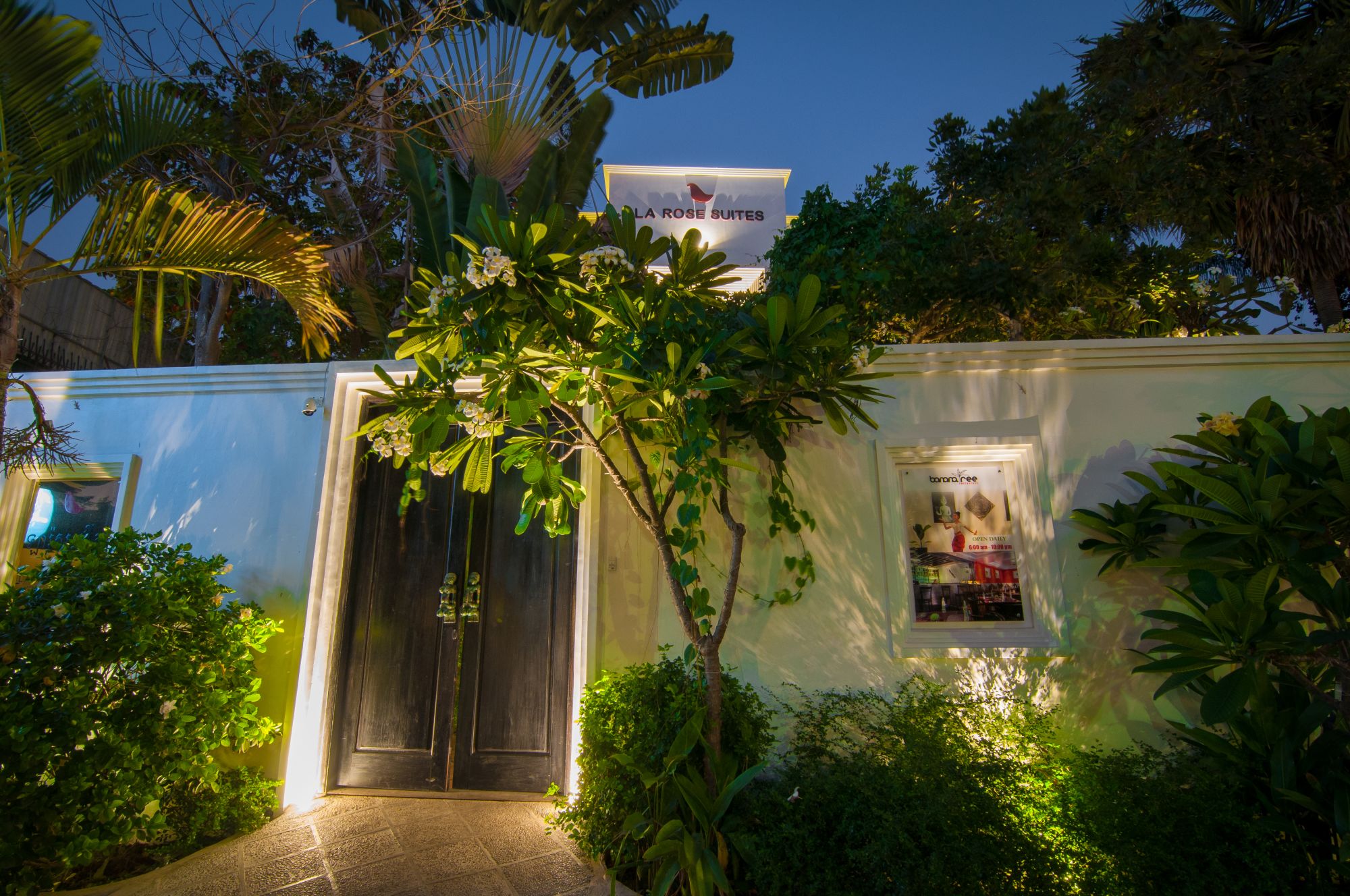 La Rose Suites in Phnom Penh: Entrance