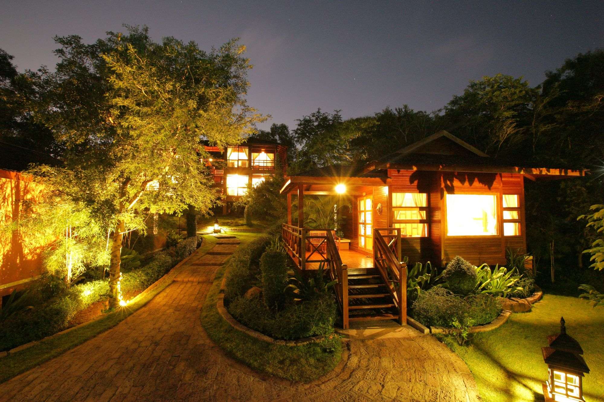 Popa Garden Resort à Bagan: Building in the evening