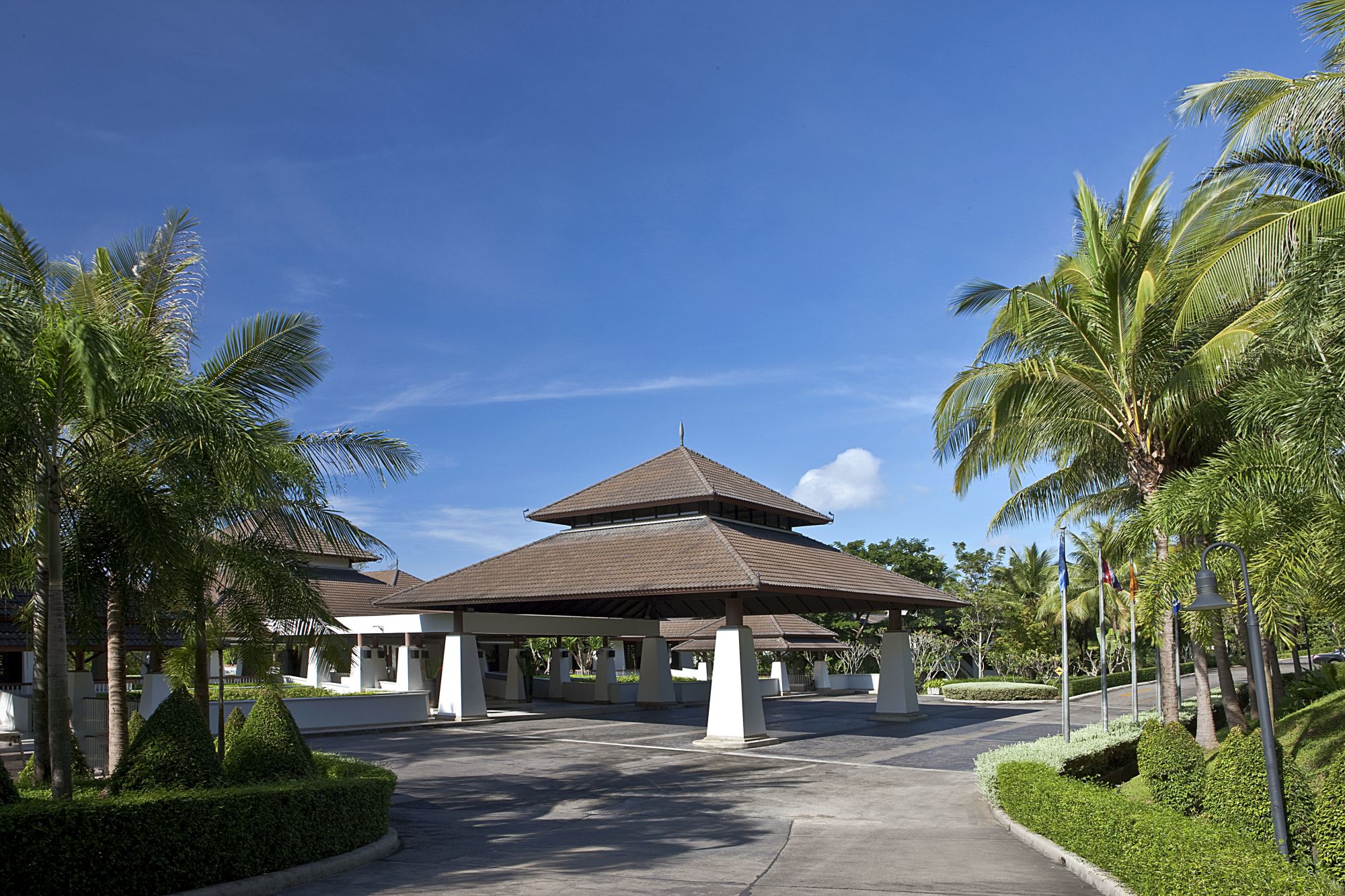 Dusit Thani Krabi Beach Resort: Lobby from outside