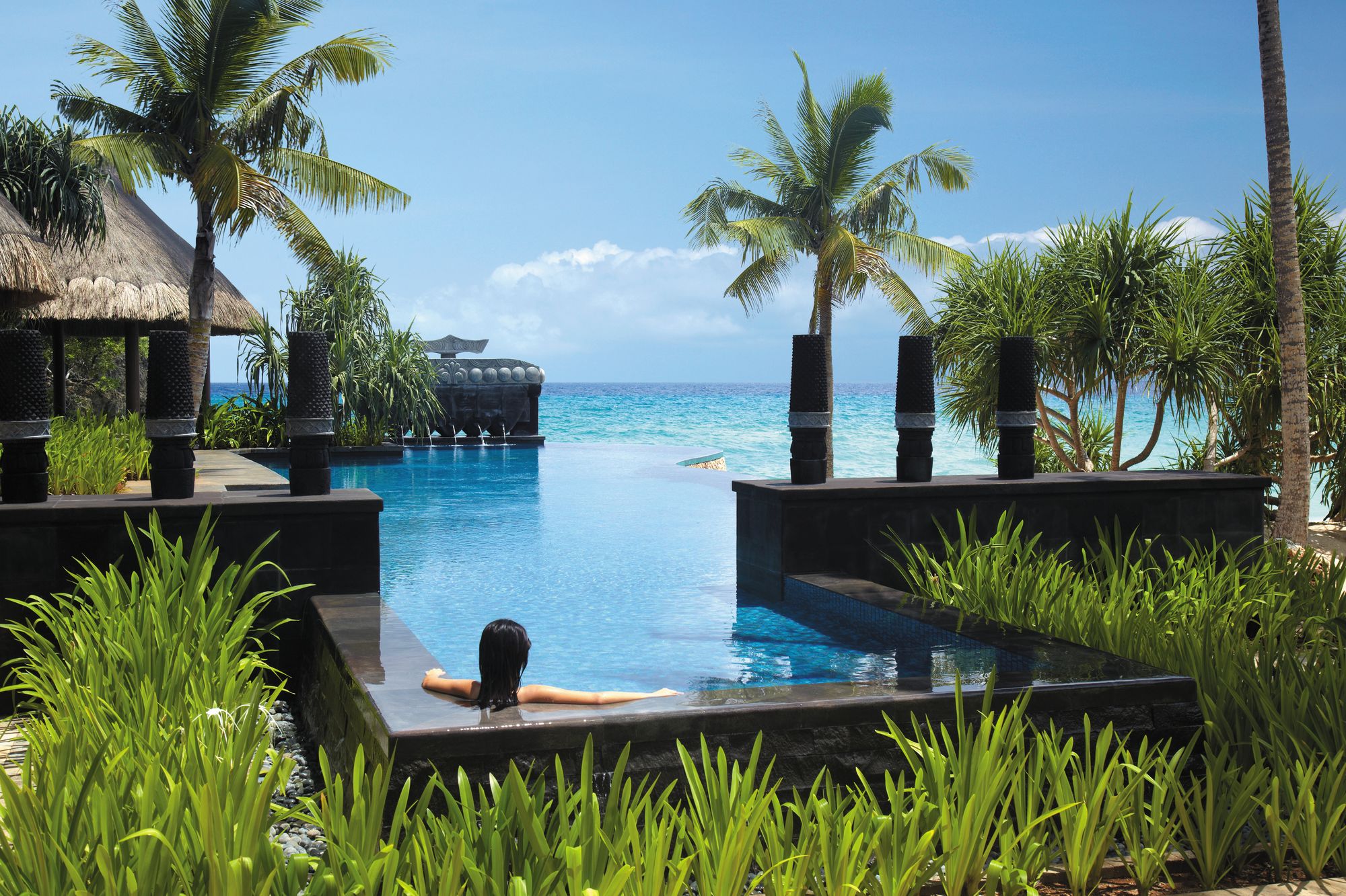 Shangri-La's Boracay Resort & Spa: Infinity pool by Banyugan beach