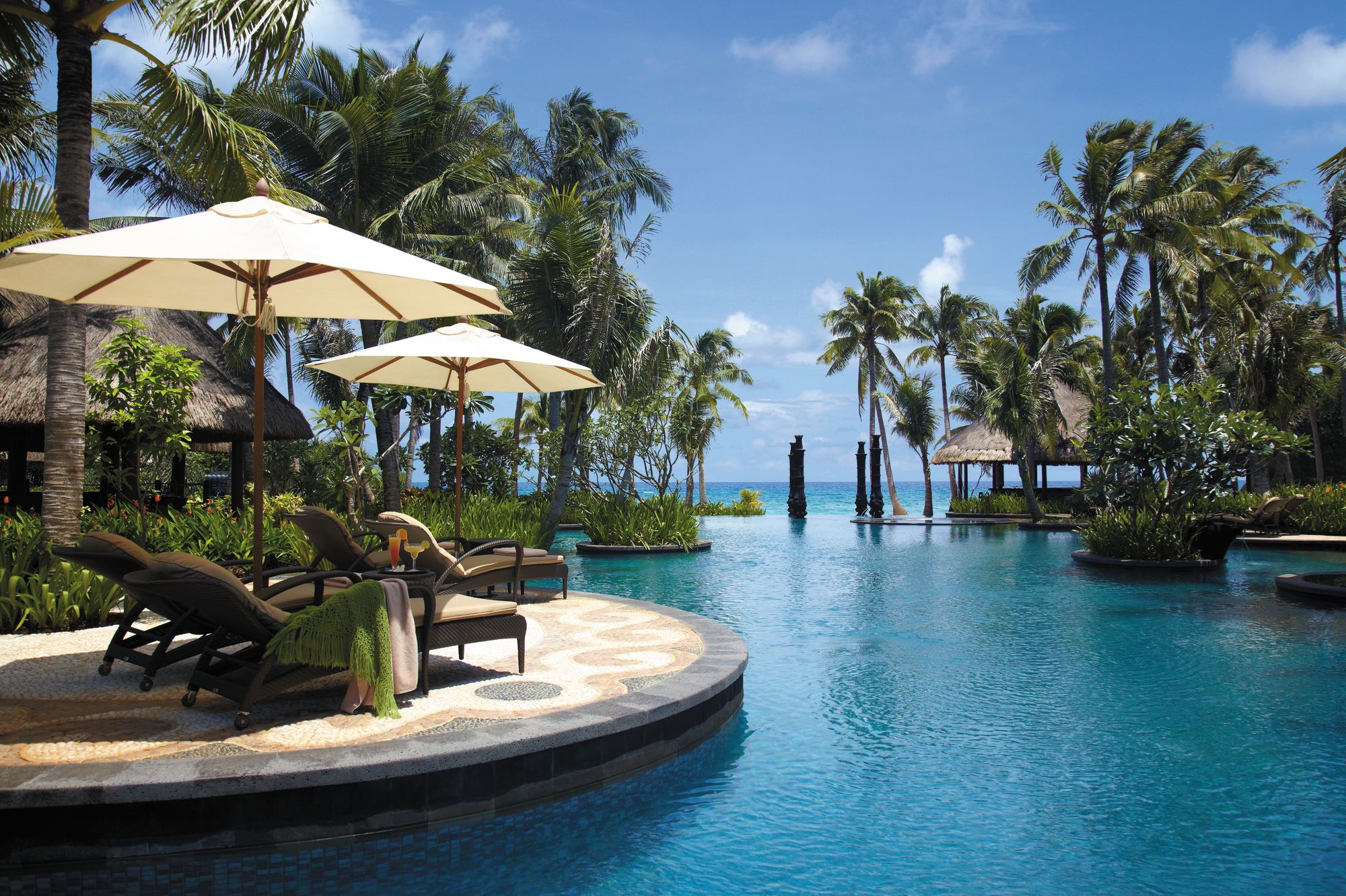 Shangri-La's Boracay Resort & Spa: Swimming pool with lounge area
