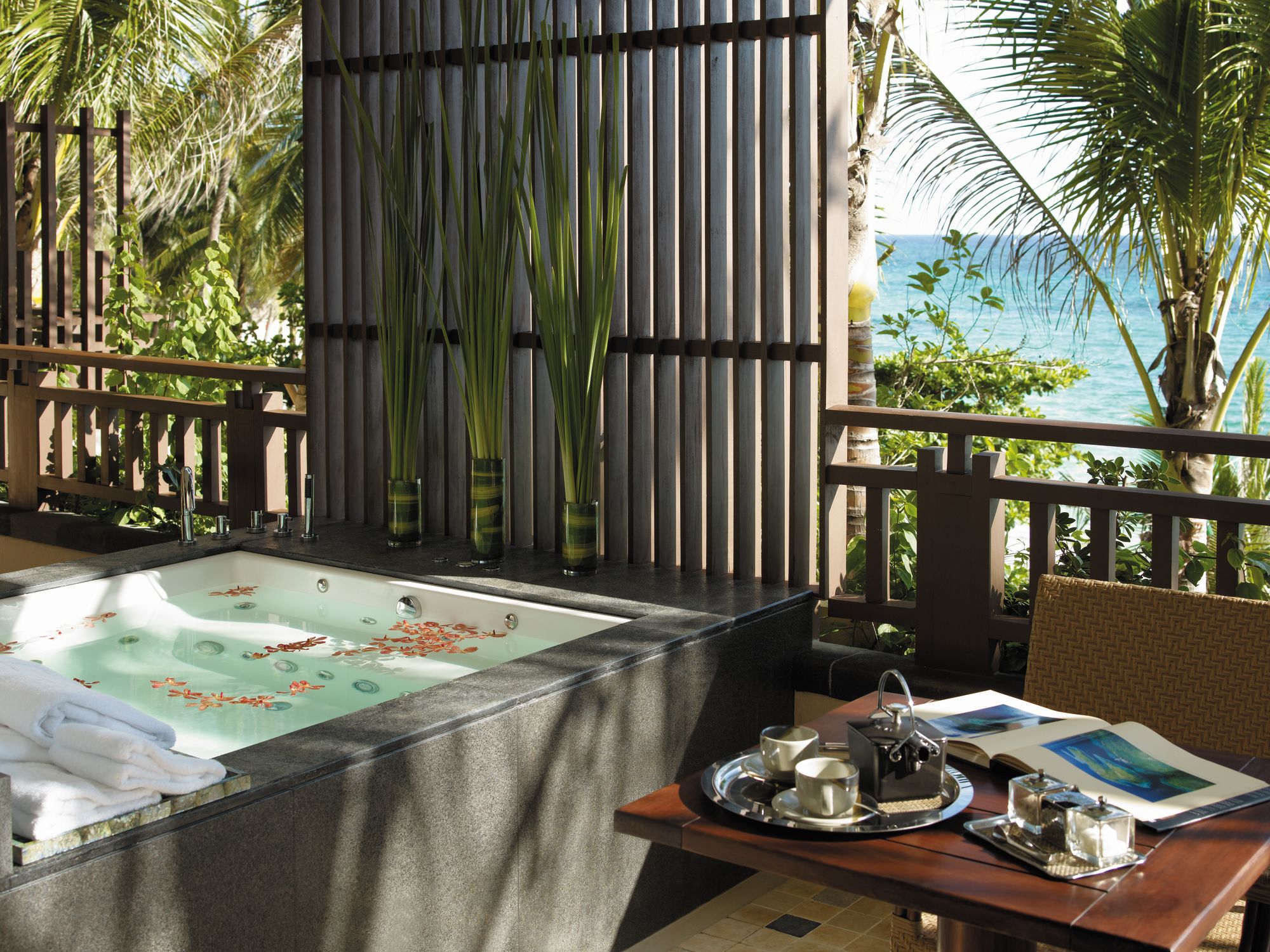 Shangri-La's Boracay Resort & Spa: Seaview Suite | Balcony and whirlpool