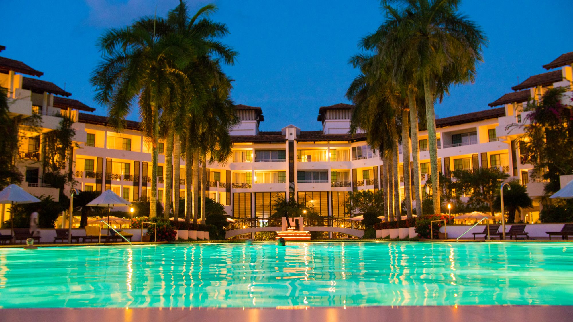 Lanka Princess Ayurveda Hotel à Beruwela: Overview at night