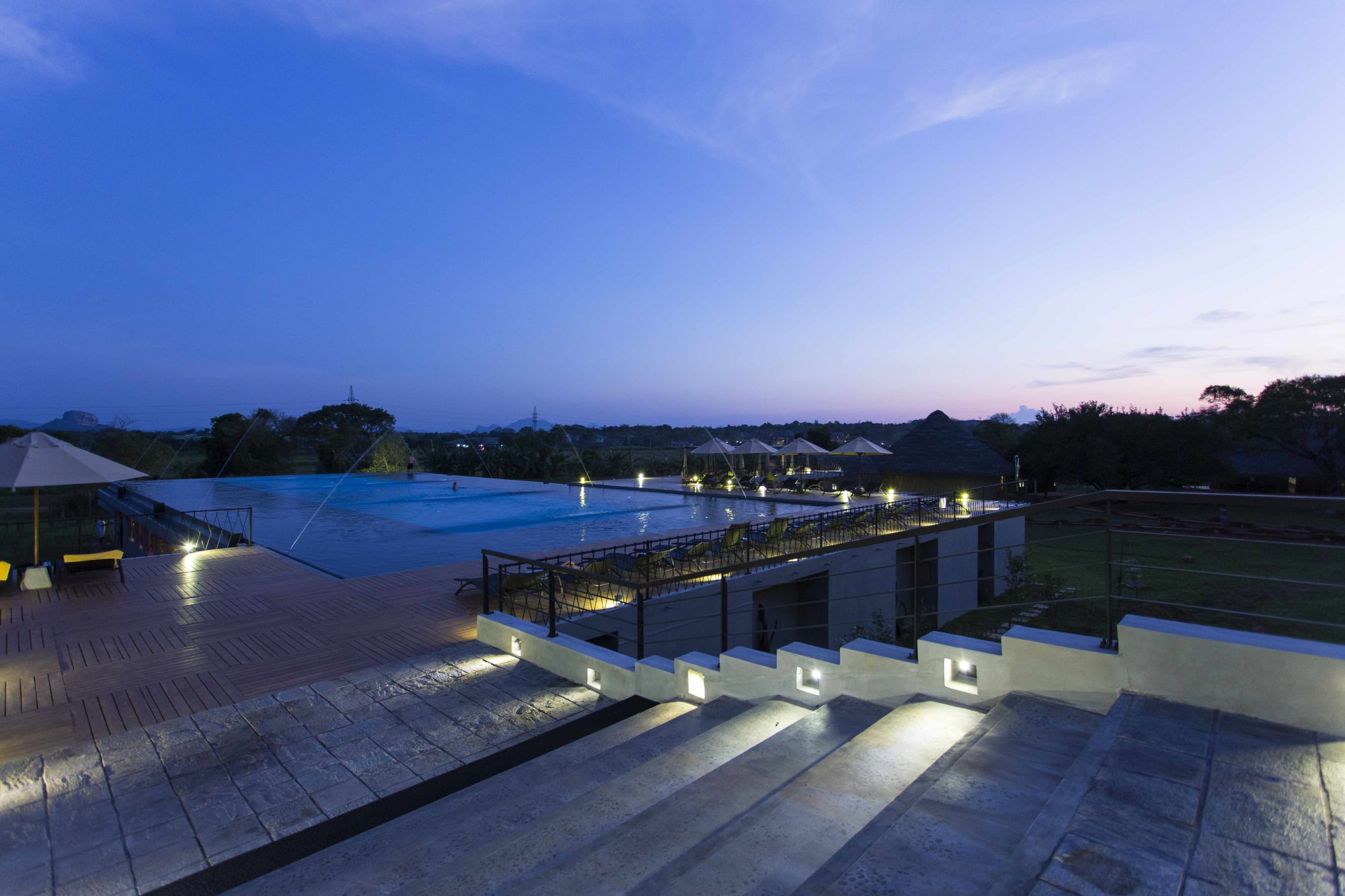 Aliya Resort & Spa à Sigiriya: Pool at night