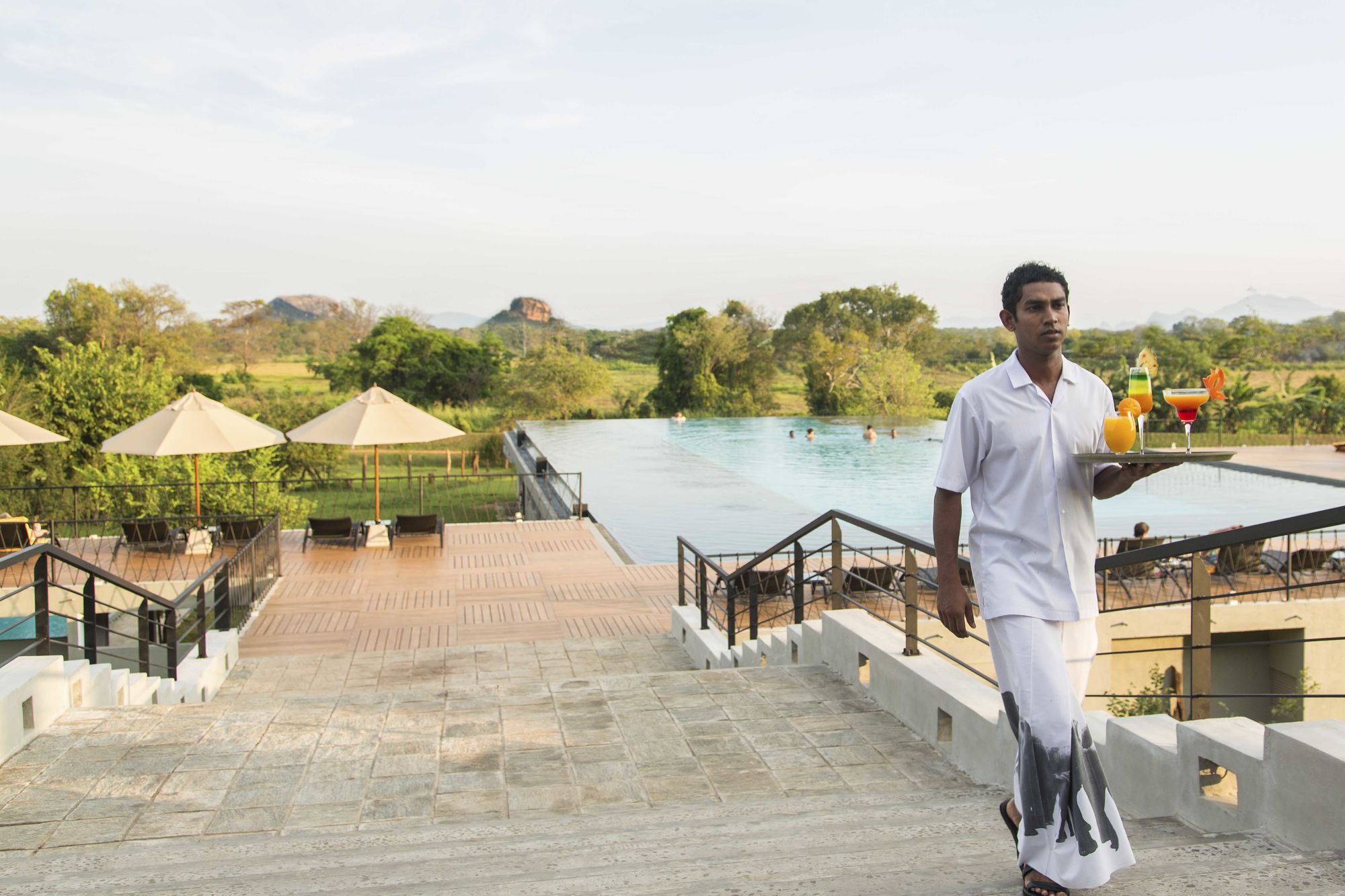 Aliya Resort & Spa à Sigiriya: Pool Service