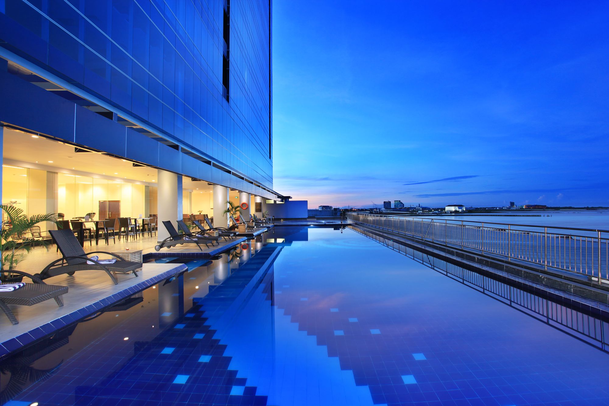Swiss-Belhotel Makassar: SWIMMING POOL 02