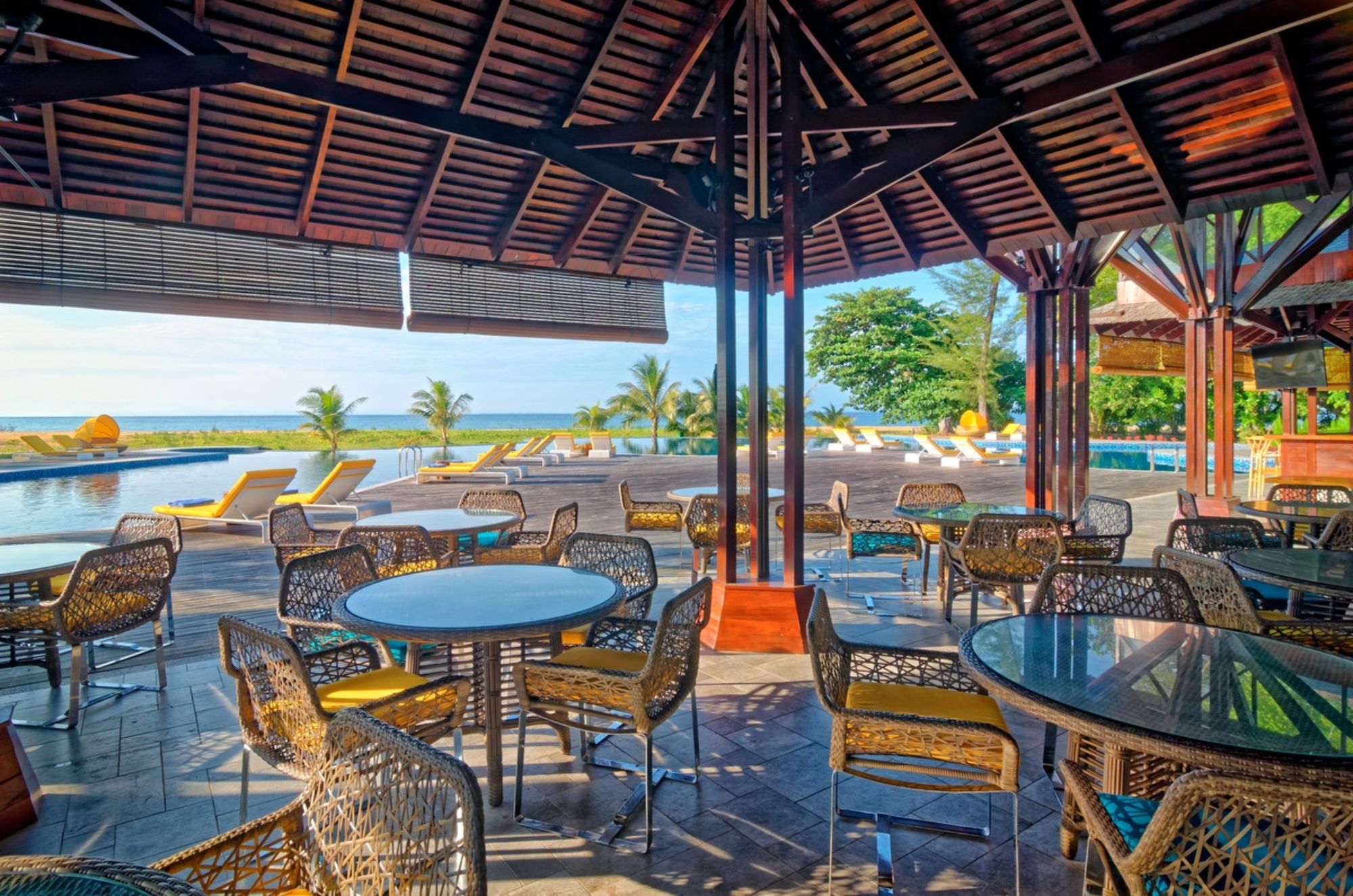 Borneo Eagle Resort in Kota Kinabalu: Sand Bar by the Pool