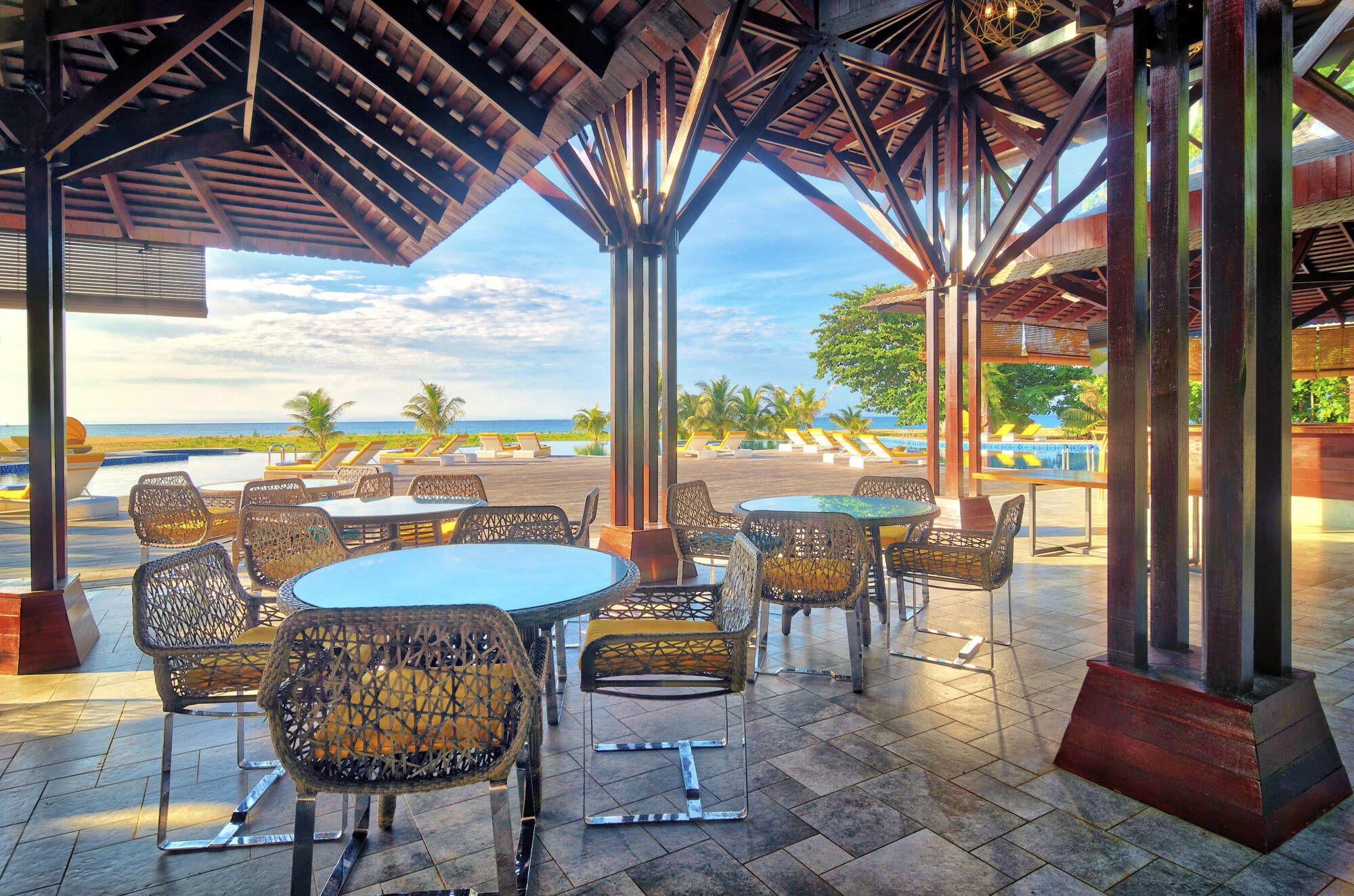 Borneo Eagle Resort in Kota Kinabalu: Sand Bar by the Pool