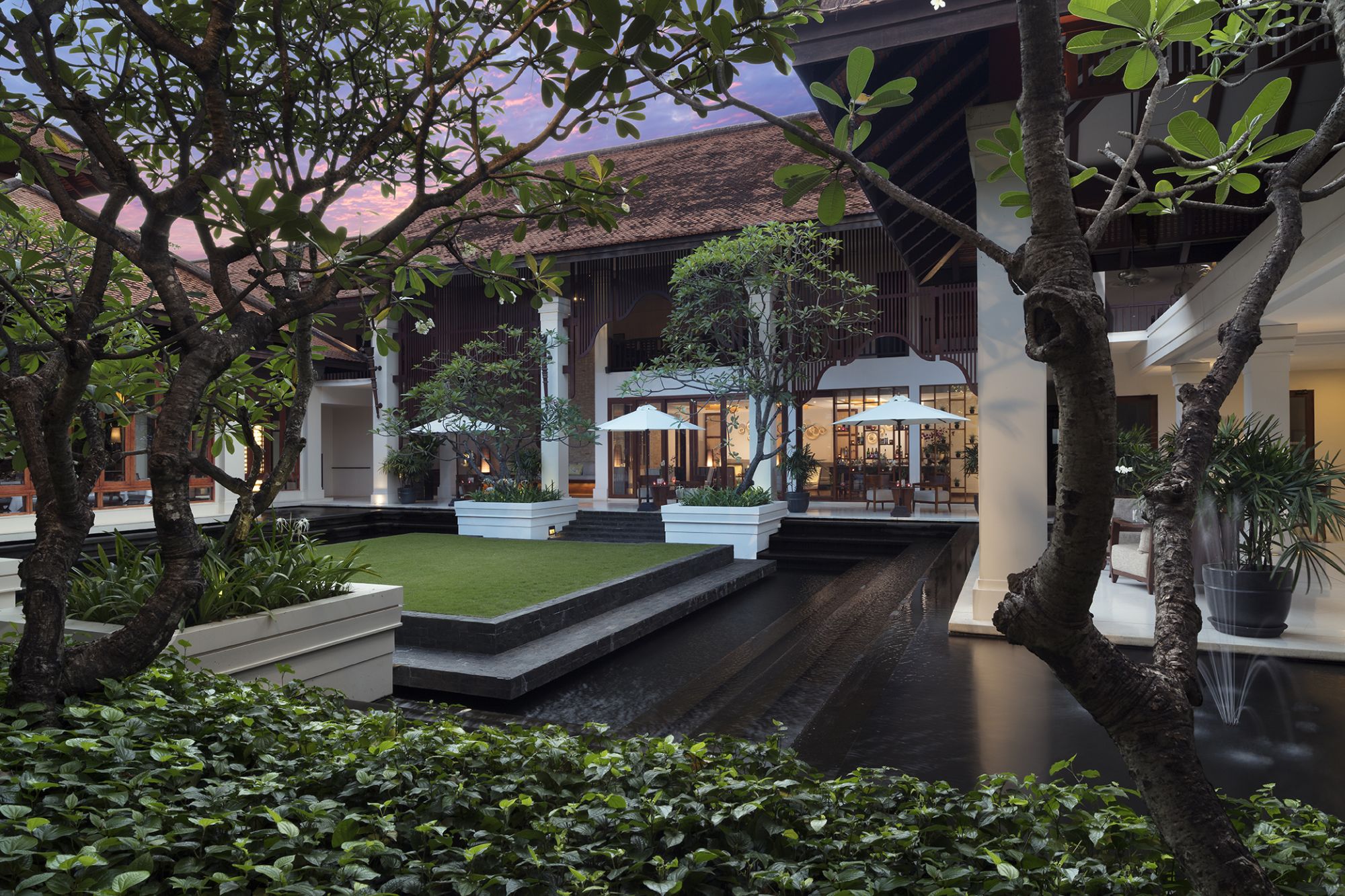 Anantara Angkor Resort in Siem Reap: Coutyard Evening