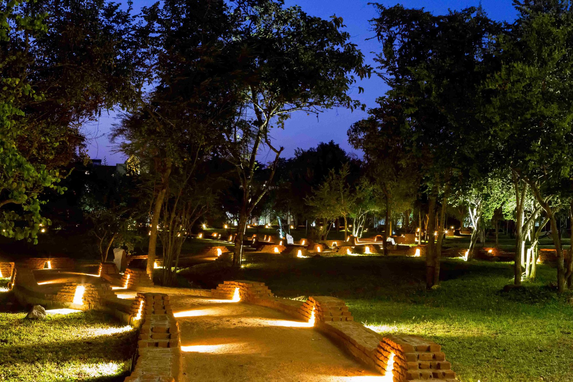 Aliya Resort & Spa à Sigiriya: Pathways at night