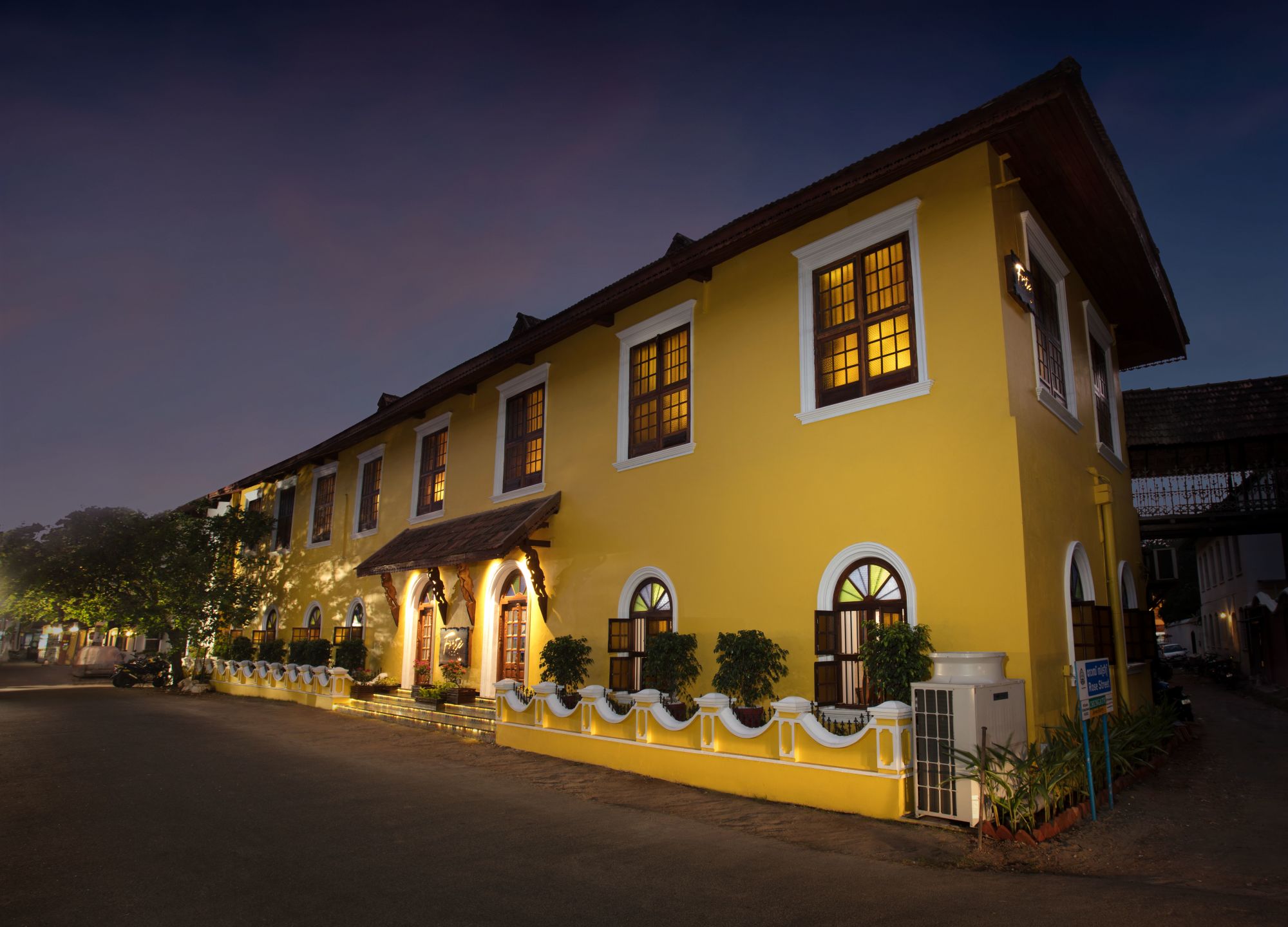 Forte Kochi: Hotel at Night