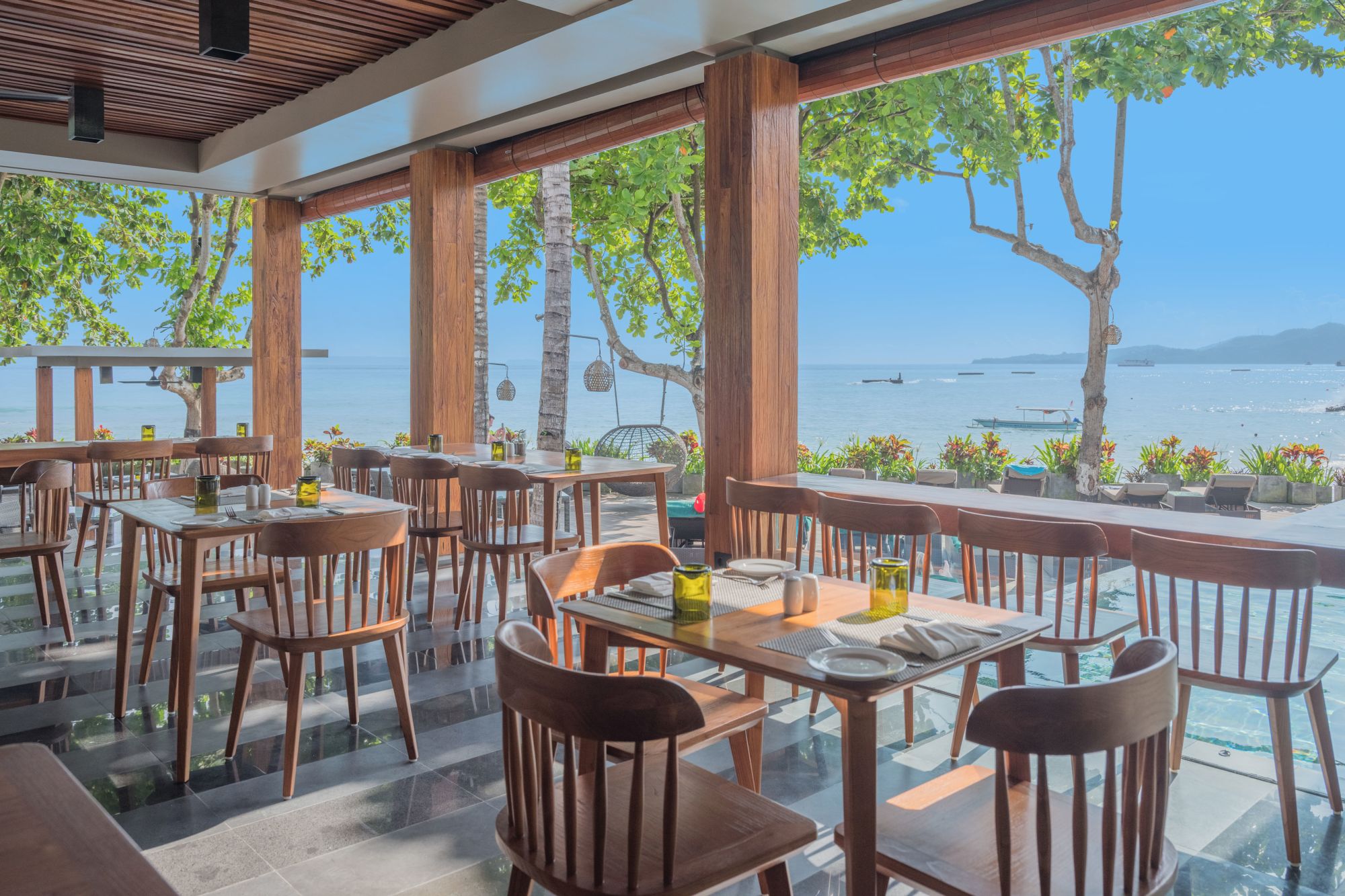 Candi Beach Resort & Spa in Ostbali:  Basil Restaurant & Pool Bar