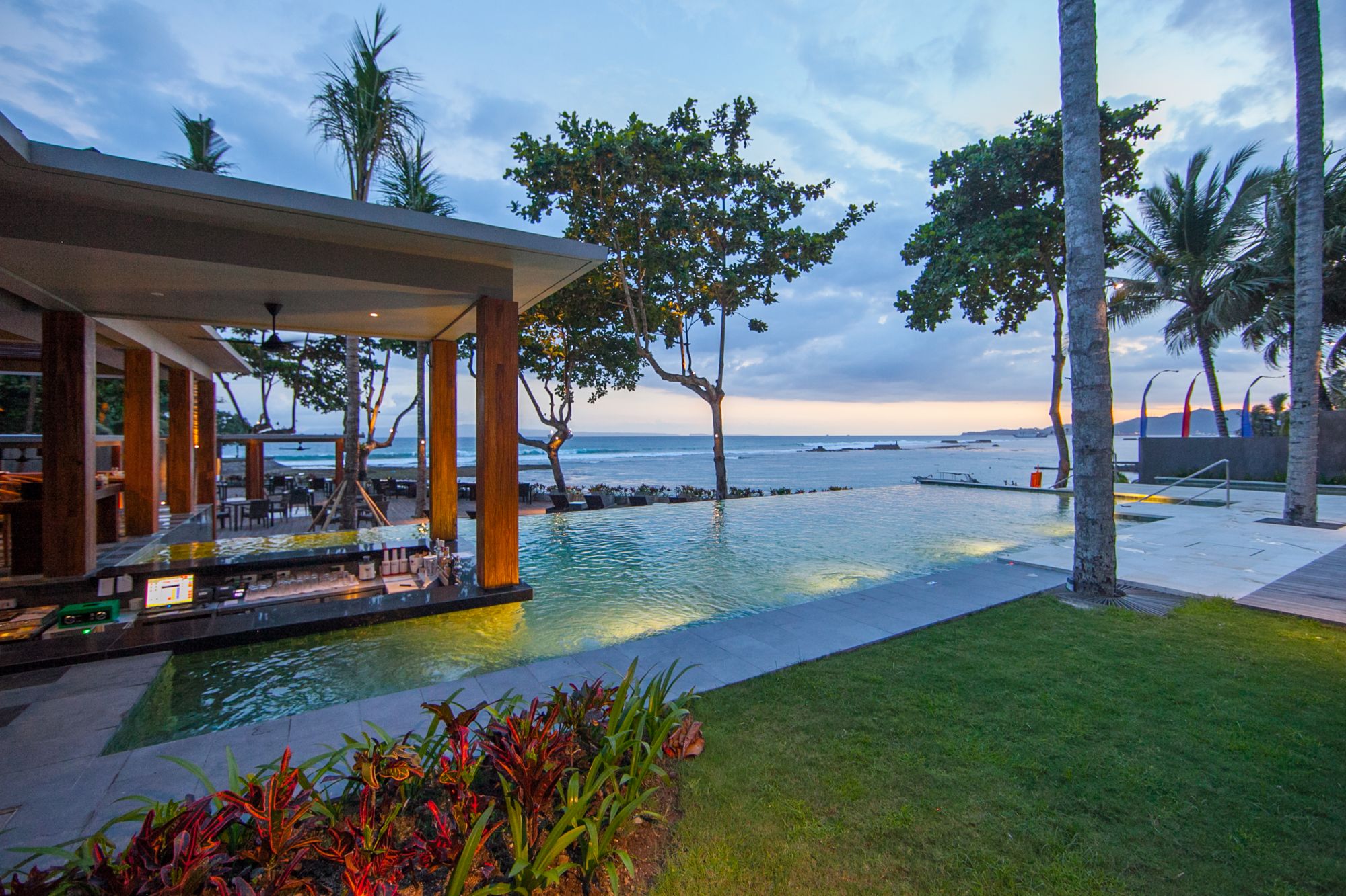 Candi Beach Resort & Spa in Ostbali:  Basil Restaurant & Pool Bar