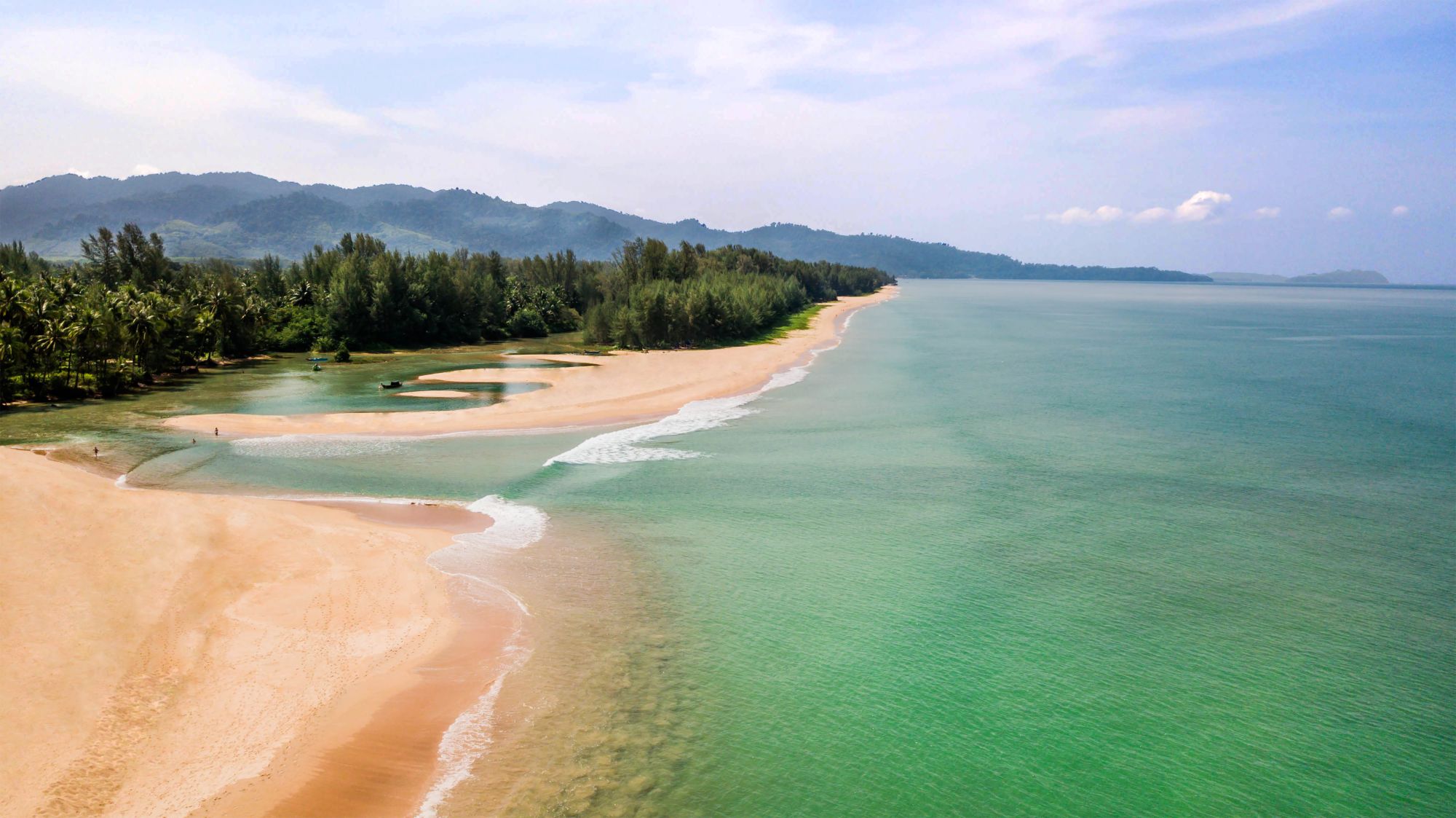 Devasom Khao Lak Beach Resort & Villas: Beach in front of Devasom