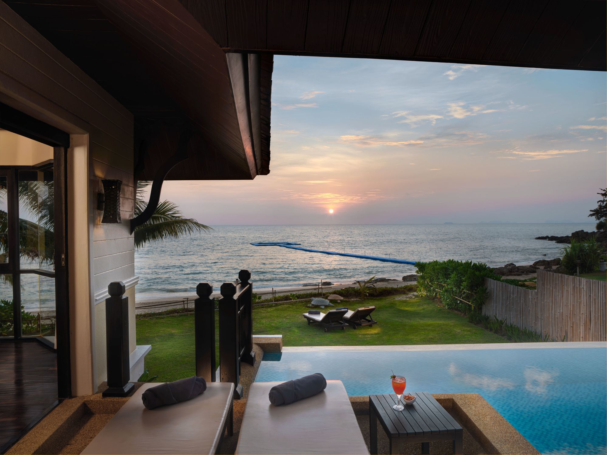 Rawi Warin Resort & Spa in Ko Lanta: Beachfront Pool Villa