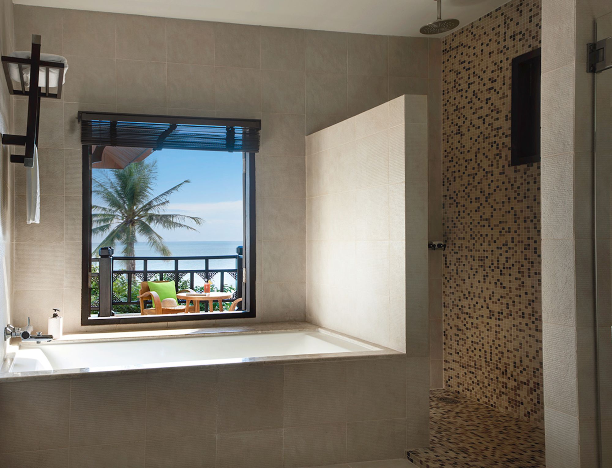 Rawi Warin Resort & Spa in Ko Lanta: Villa | Bathroom