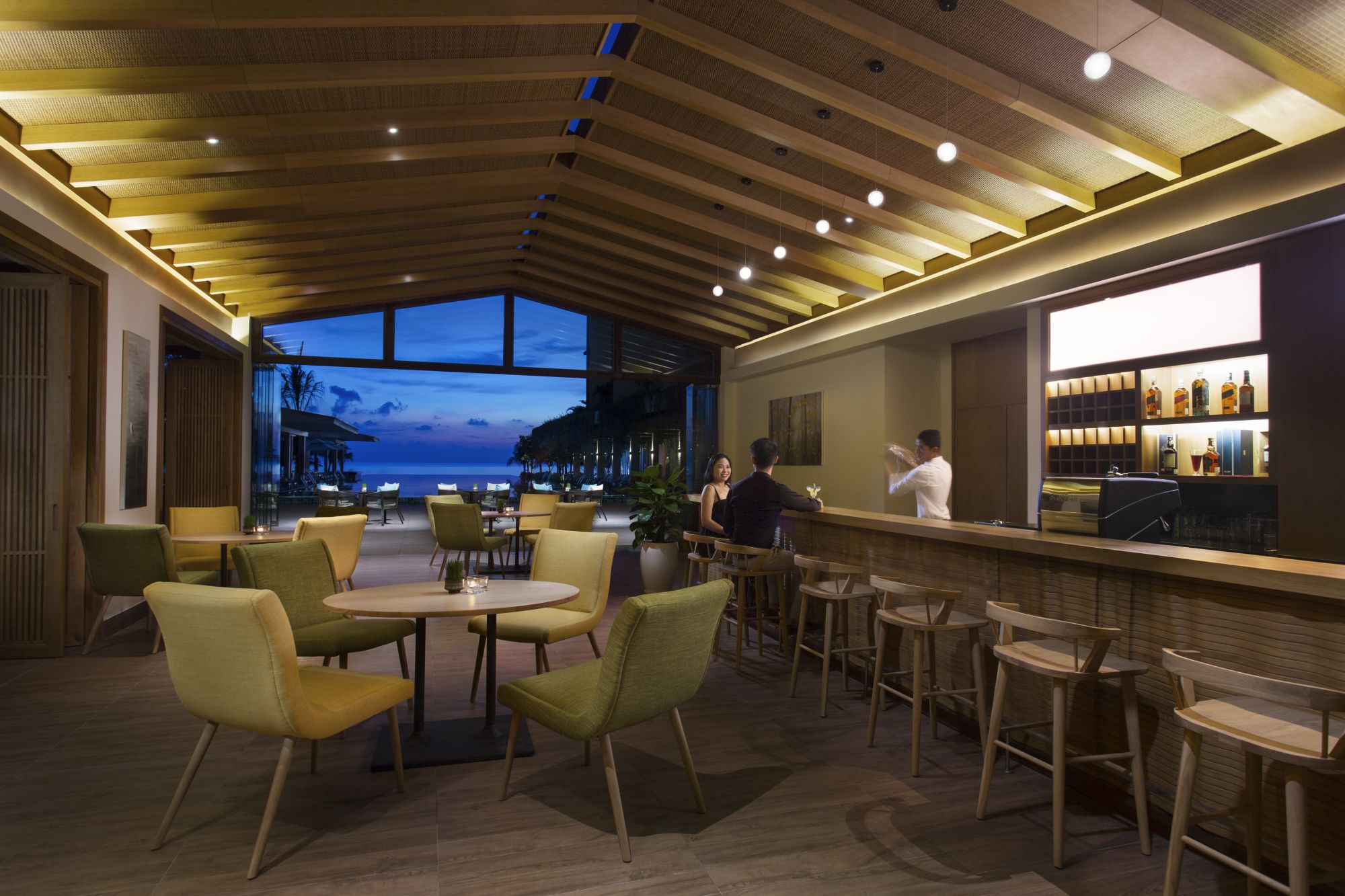 Dusit Princess Moonrise Beach Resort à Phu Quoc: Bar Dusk