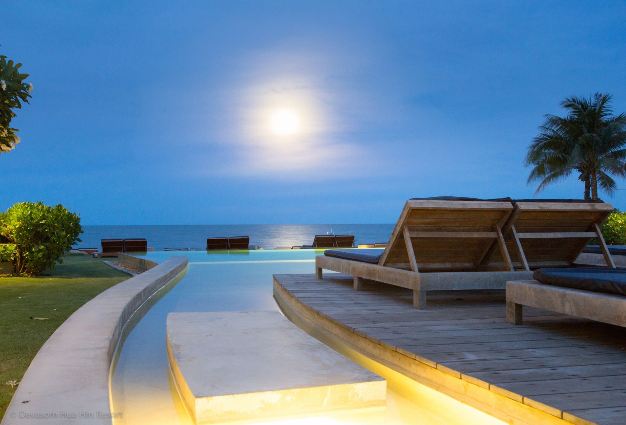 Devasom Hua Hin Resort: Pool with Sundeck