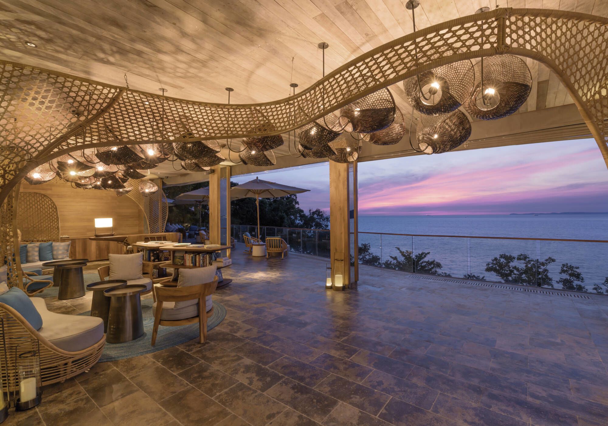 Six Senses Krabey Island in Koh Krabey: beach: facilities: Sunset at the lobby