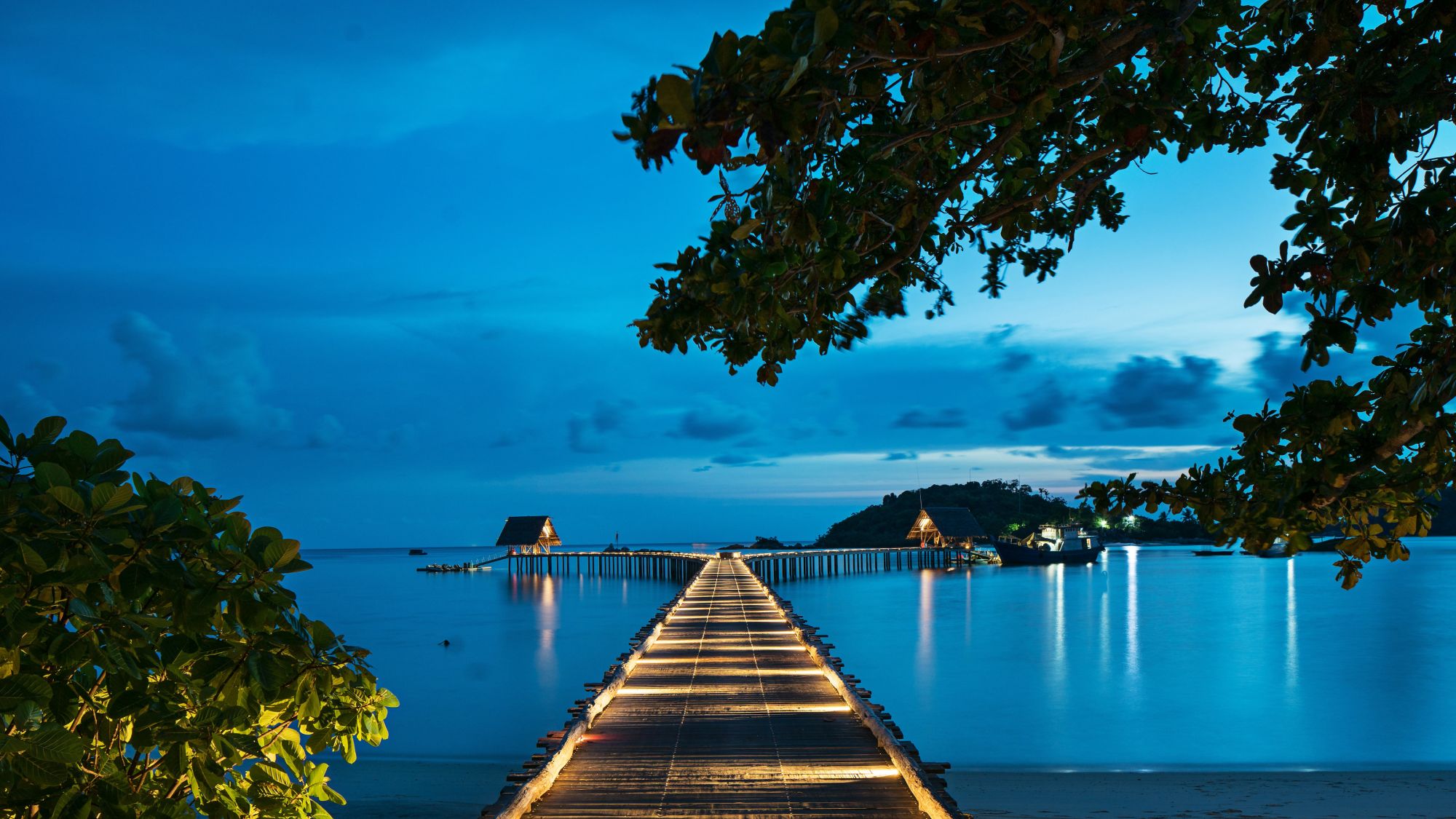 Bawah Reserve: Pier at night
