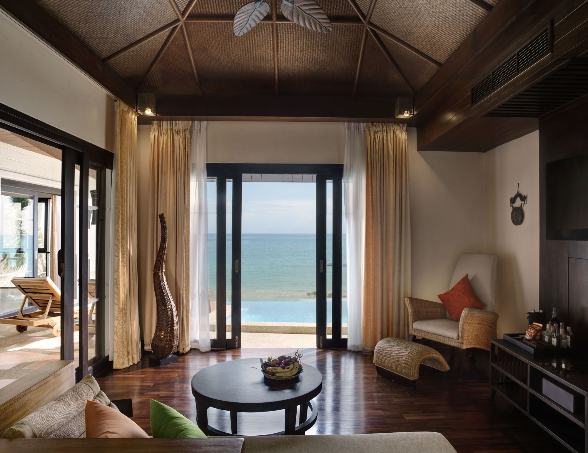 Rawi Warin Resort & Spa in Ko Lanta: Beachfront Pool Villa