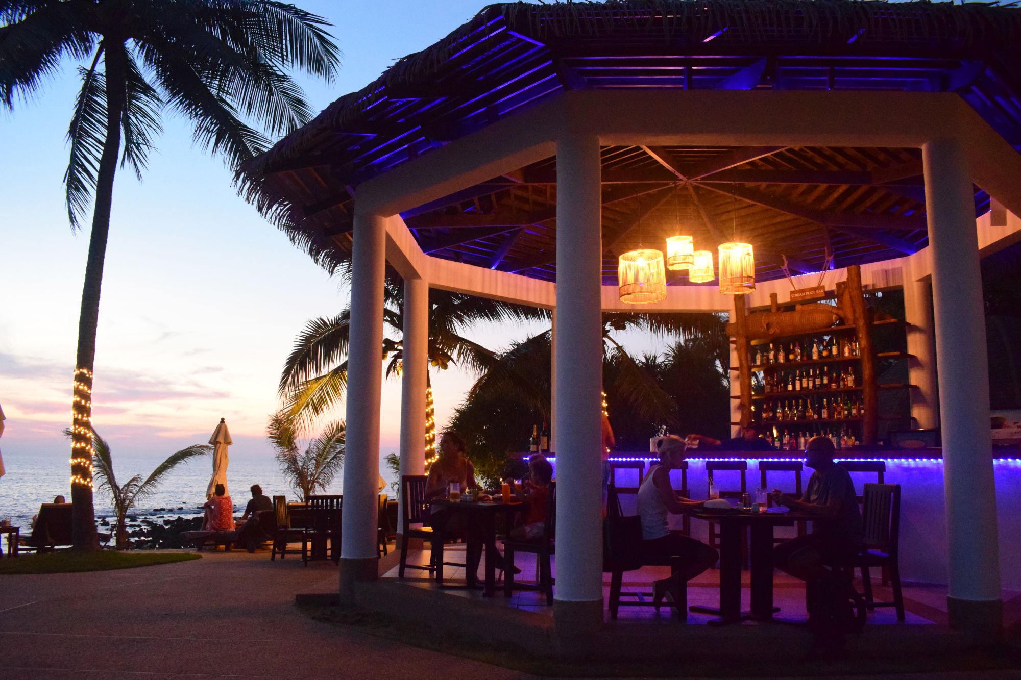 Rawi Warin Resort & Spa in Ko Lanta: Stream Pool Bar