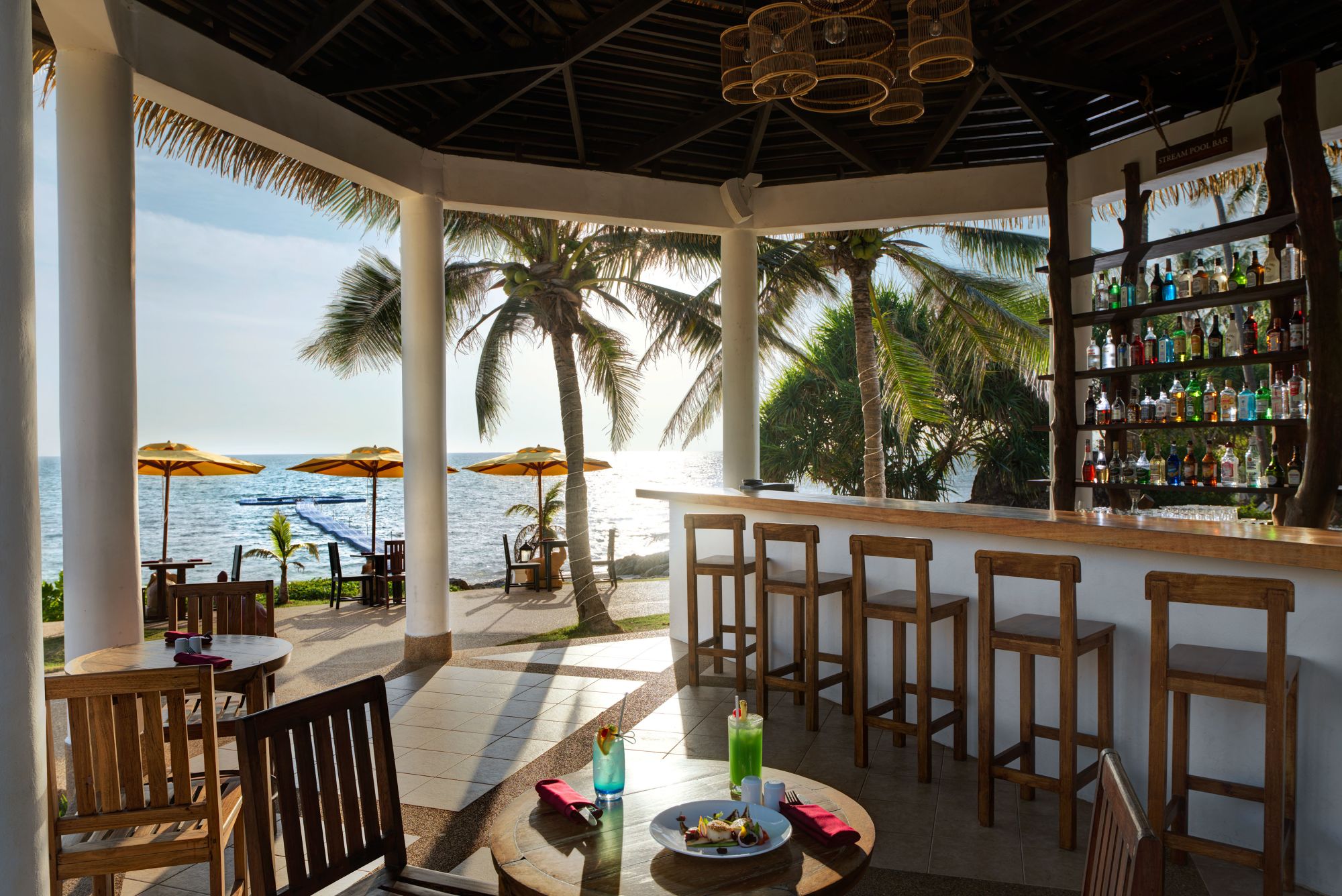 Rawi Warin Resort & Spa in Ko Lanta: Stream Pool Bar