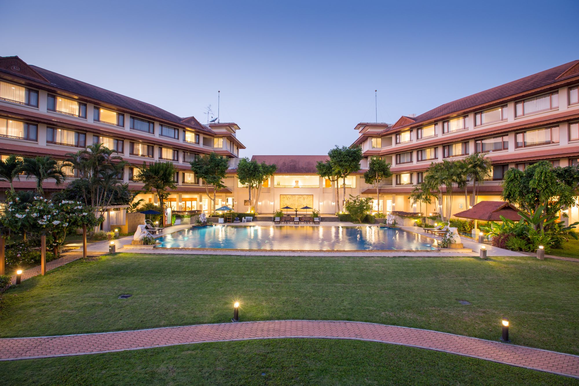 Imperial River House in Chiang Rai: Garden at night