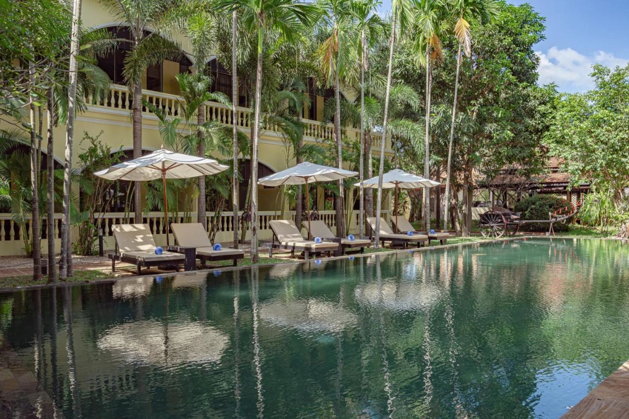 Pavillon d'Orient in Siem Reap: Swimming pool with sun chairs