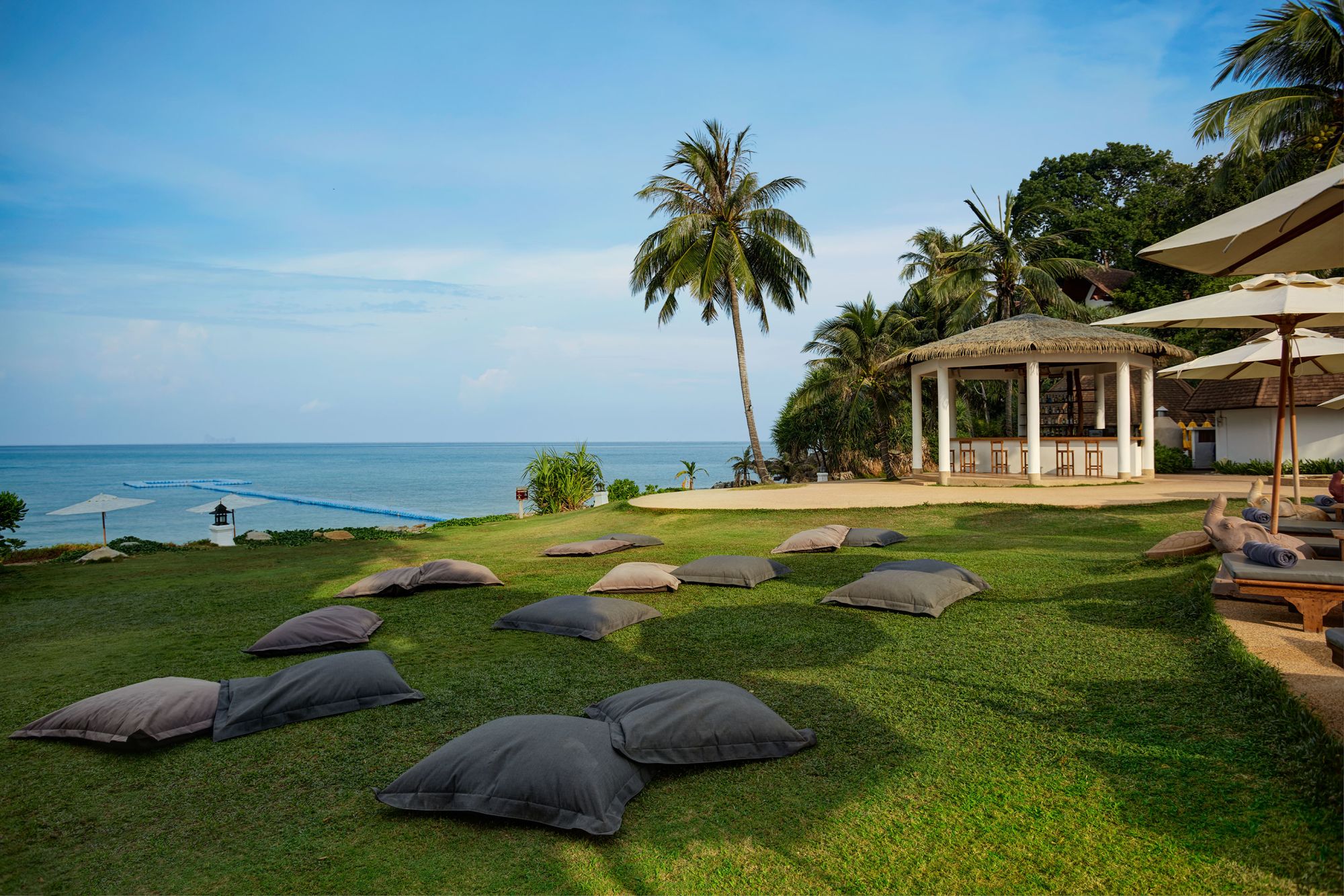 Rawi Warin Resort & Spa in Ko Lanta: Beach Lounge Area
