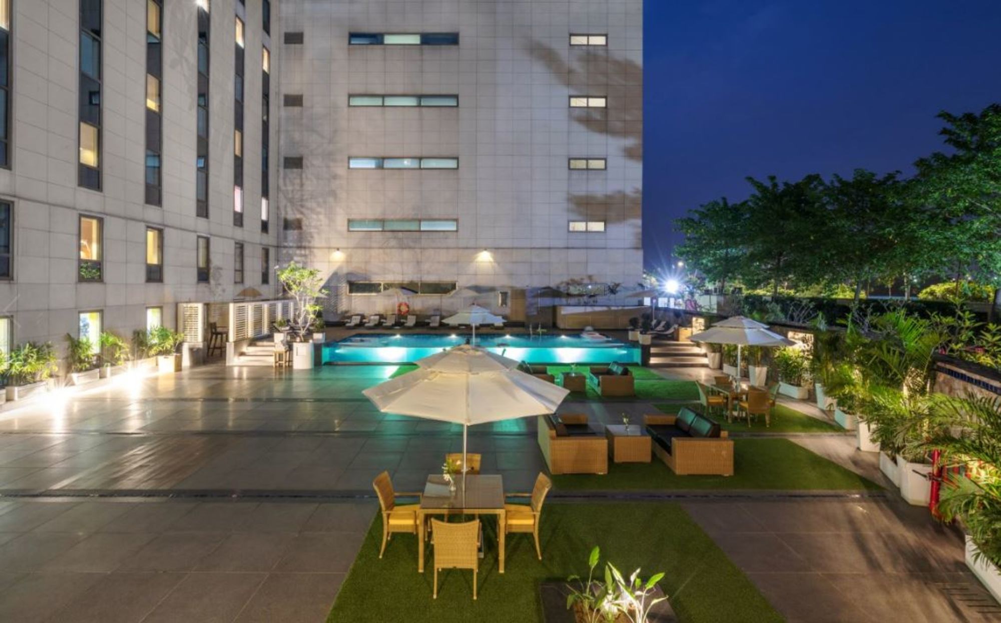 ibis New Delhi Aerocity: Poolside
