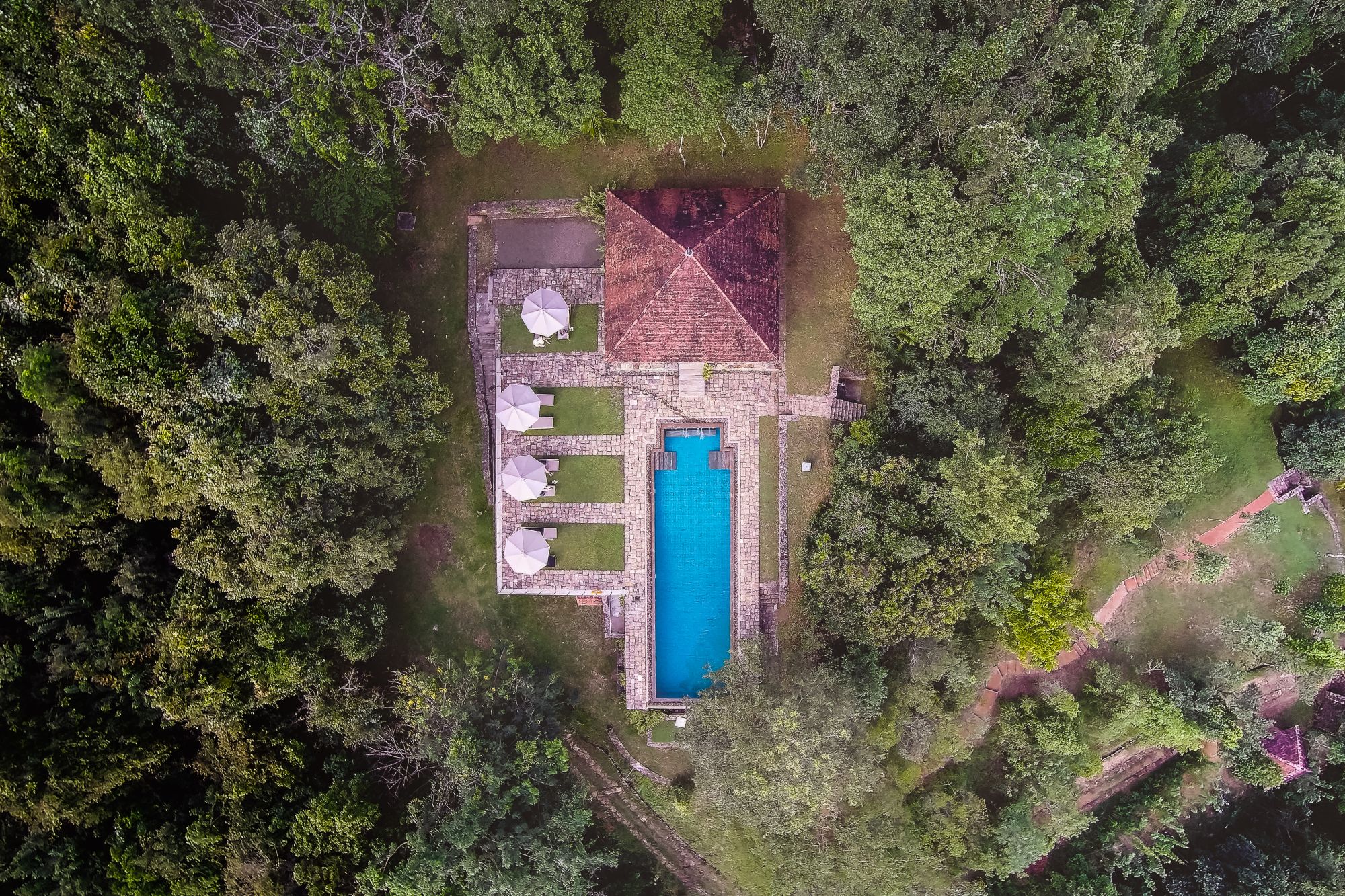 Living Heritage Koslanda à Ella/Haputale/Koslanda: Drone view of infinity pool Sri Lanka