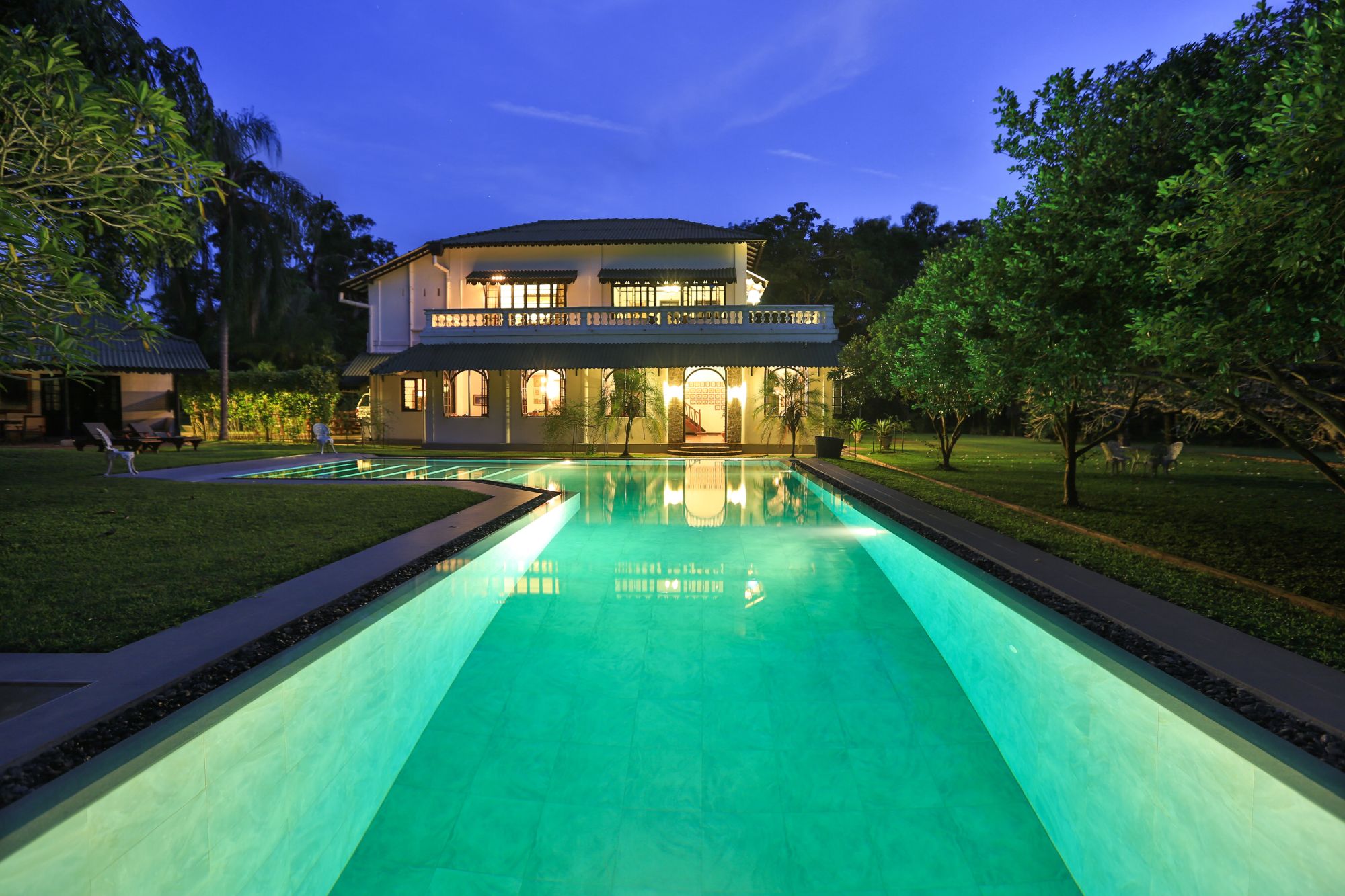 Horathapola Coconut Estate in Yakvila: view of the house at night